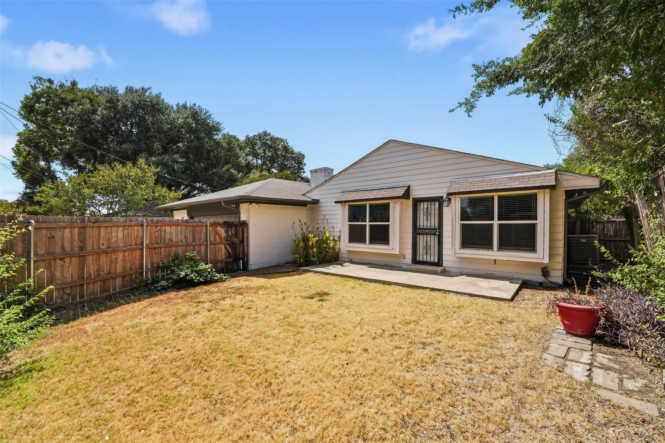 Single Family Residence For Sale in Dallas County , 4730 Chilton Drive, Dallas, Texas 75227, 3 Bedroom, 3 Bathroom, 2 Garage spaces, 2,013 Sqft, built in 1972, mls#21377754, Real Estate Agent in Dallas, Homes For Sale in Dallas county, Homes For Sale in Dallas, Realtor in Dallas Texas, Real Estate Brokerage Independent Realty Texas, Luminita Cordes Realtor