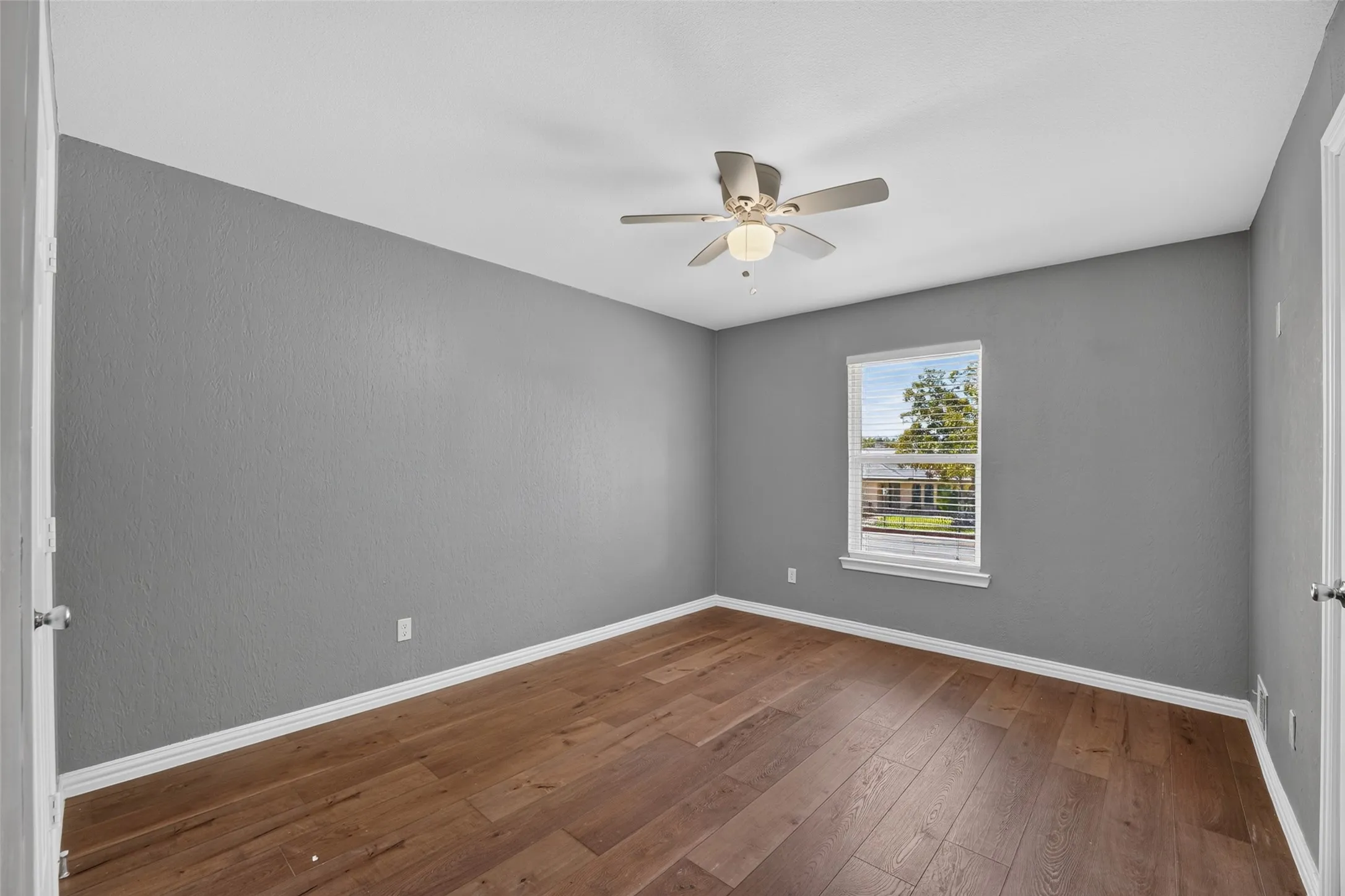 Single Family Residence For Sale in Dallas County , 4730 Chilton Drive, Dallas, Texas 75227, 3 Bedroom, 3 Bathroom, 2 Garage spaces, 2,013 Sqft, built in 1972, mls#21377754, Real Estate Agent in Dallas, Homes For Sale in Dallas county, Homes For Sale in Dallas, Realtor in Dallas Texas, Real Estate Brokerage Independent Realty Texas, Luminita Cordes Realtor