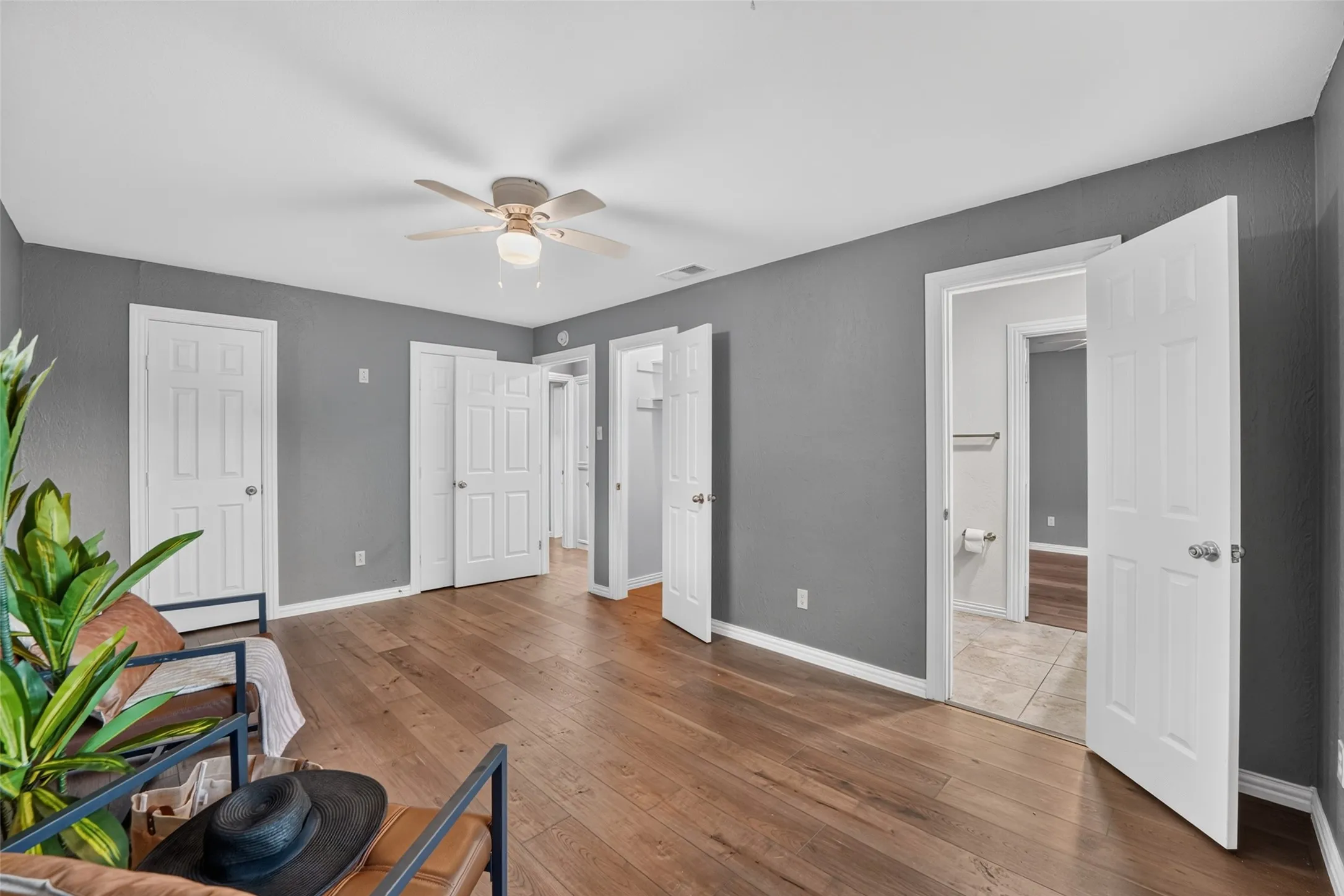 Large 2nd guest bedrooms has lots of closet space