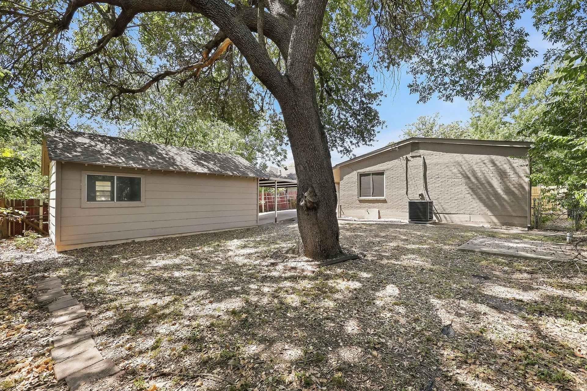 Single Family Residence For Rent in Tarrant County , 3800 Oscar Avenue, Fort Worth, Texas 76106, 3 Bedroom, 2 Bathroom, 1 Garage spaces, 1,673 Sqft, built in 1962, mls#21392509, Real Estate Agent in Fort Worth, Homes For Rent in Tarrant county, Homes For Rent in Fort Worth, Realtor in Fort Worth Texas, Real Estate Brokerage Independent Realty Texas, Luminita Cordes Realtor