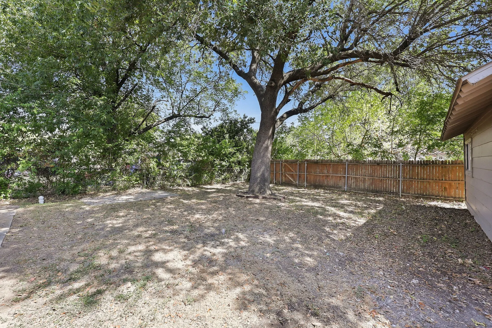 Single Family Residence For Rent in Tarrant County , 3800 Oscar Avenue, Fort Worth, Texas 76106, 3 Bedroom, 2 Bathroom, 1 Garage spaces, 1,673 Sqft, built in 1962, mls#21392509, Real Estate Agent in Fort Worth, Homes For Rent in Tarrant county, Homes For Rent in Fort Worth, Realtor in Fort Worth Texas, Real Estate Brokerage Independent Realty Texas, Luminita Cordes Realtor