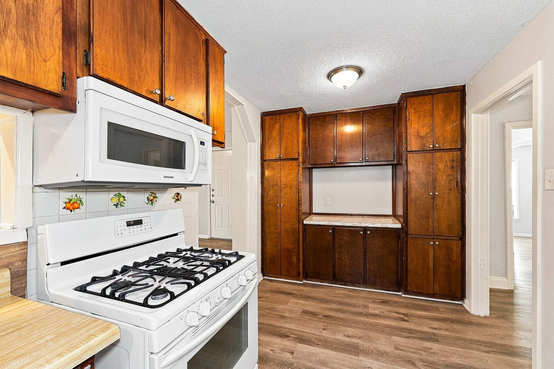 Single Family Residence For Rent in Tarrant County , 3800 Oscar Avenue, Fort Worth, Texas 76106, 3 Bedroom, 2 Bathroom, 1 Garage spaces, 1,673 Sqft, built in 1962, mls#21392509, Real Estate Agent in Fort Worth, Homes For Rent in Tarrant county, Homes For Rent in Fort Worth, Realtor in Fort Worth Texas, Real Estate Brokerage Independent Realty Texas, Luminita Cordes Realtor