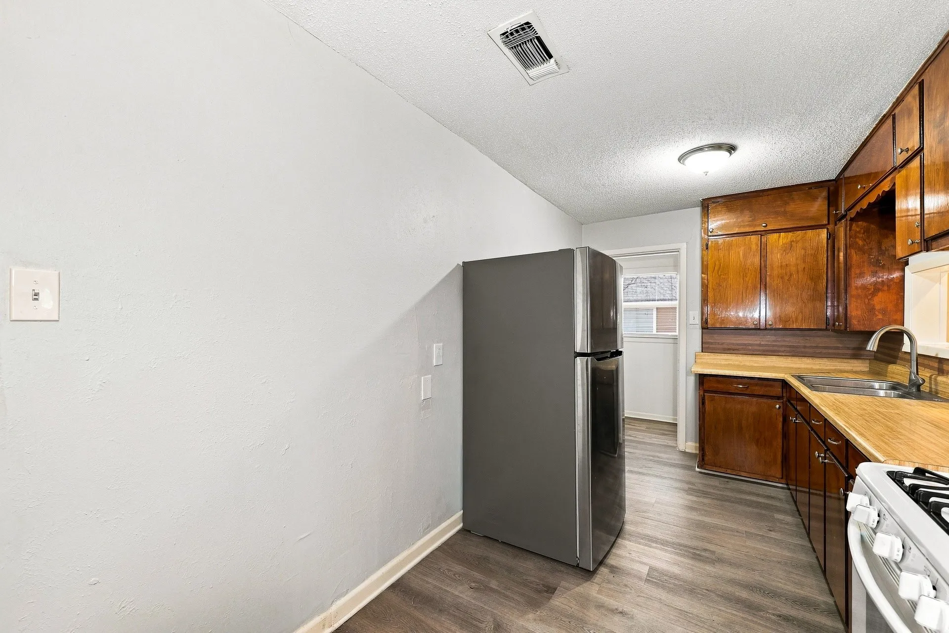 Single Family Residence For Rent in Tarrant County , 3800 Oscar Avenue, Fort Worth, Texas 76106, 3 Bedroom, 2 Bathroom, 1 Garage spaces, 1,673 Sqft, built in 1962, mls#21392509, Real Estate Agent in Fort Worth, Homes For Rent in Tarrant county, Homes For Rent in Fort Worth, Realtor in Fort Worth Texas, Real Estate Brokerage Independent Realty Texas, Luminita Cordes Realtor