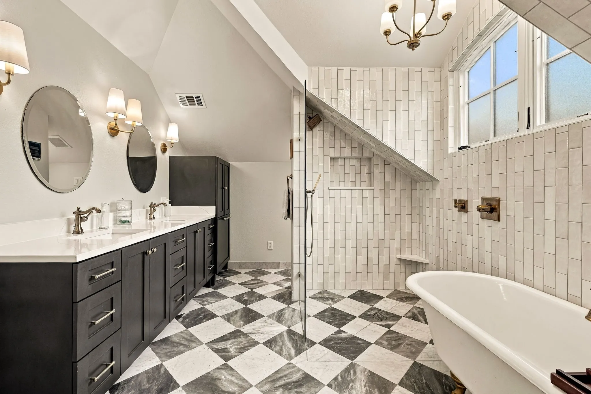 Single Family Residence For Sale in Dallas County , 6317 Bryan Parkway, Dallas, Texas 75214, 4 Bedroom, 3 Bathroom, 2 Garage spaces, 2,443 Sqft, built in 1923, mls#21389352, Real Estate Agent in Dallas, Homes For Sale in Dallas county, Homes For Sale in Dallas, Realtor in Dallas Texas, Real Estate Brokerage Independent Realty Texas, Luminita Cordes Realtor