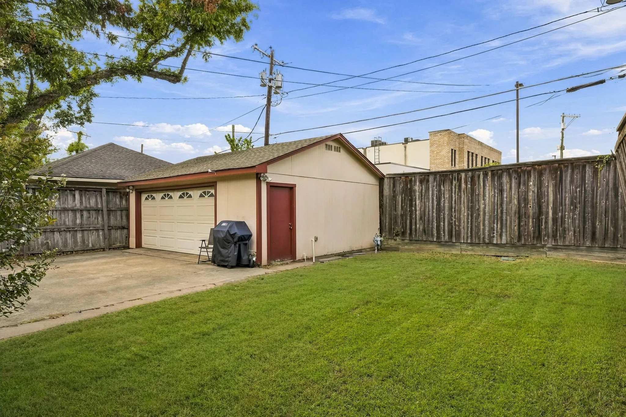 Single Family Residence For Sale in Dallas County , 6317 Bryan Parkway, Dallas, Texas 75214, 4 Bedroom, 3 Bathroom, 2 Garage spaces, 2,443 Sqft, built in 1923, mls#21389352, Real Estate Agent in Dallas, Homes For Sale in Dallas county, Homes For Sale in Dallas, Realtor in Dallas Texas, Real Estate Brokerage Independent Realty Texas, Luminita Cordes Realtor
