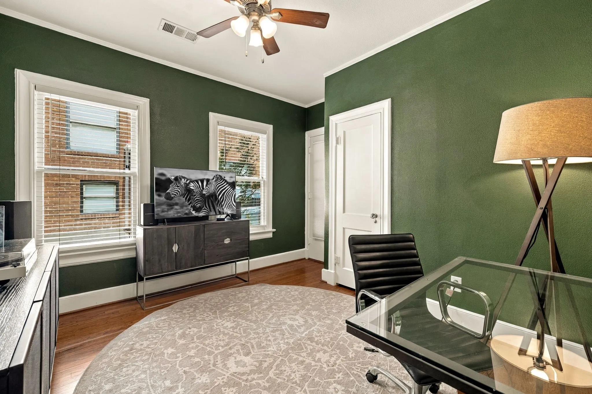 Single Family Residence For Sale in Dallas County , 6317 Bryan Parkway, Dallas, Texas 75214, 4 Bedroom, 3 Bathroom, 2 Garage spaces, 2,443 Sqft, built in 1923, mls#21389352, Real Estate Agent in Dallas, Homes For Sale in Dallas county, Homes For Sale in Dallas, Realtor in Dallas Texas, Real Estate Brokerage Independent Realty Texas, Luminita Cordes Realtor