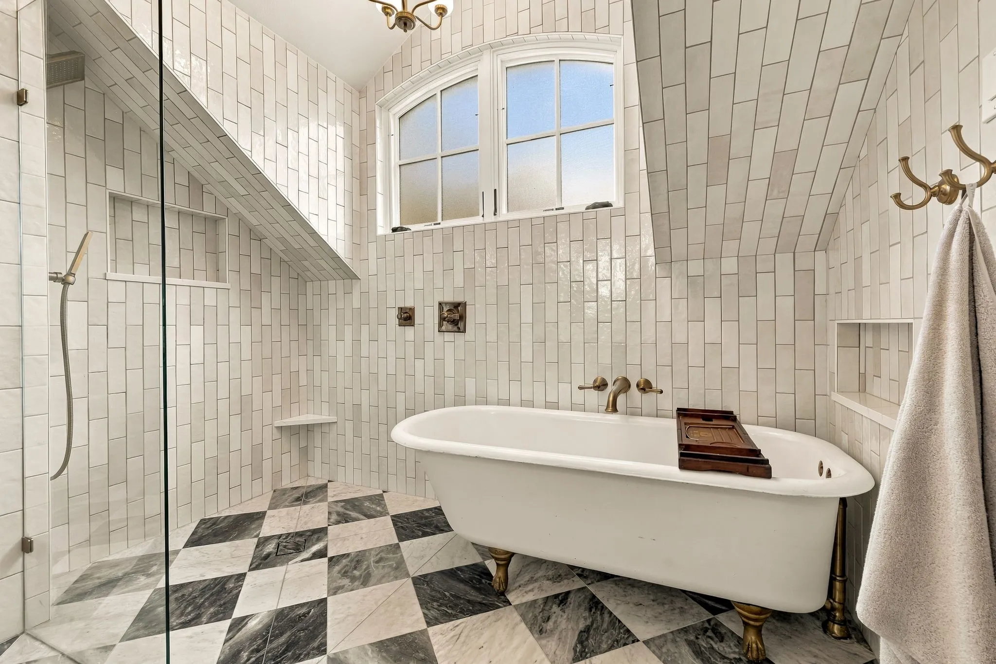 Single Family Residence For Sale in Dallas County , 6317 Bryan Parkway, Dallas, Texas 75214, 4 Bedroom, 3 Bathroom, 2 Garage spaces, 2,443 Sqft, built in 1923, mls#21389352, Real Estate Agent in Dallas, Homes For Sale in Dallas county, Homes For Sale in Dallas, Realtor in Dallas Texas, Real Estate Brokerage Independent Realty Texas, Luminita Cordes Realtor