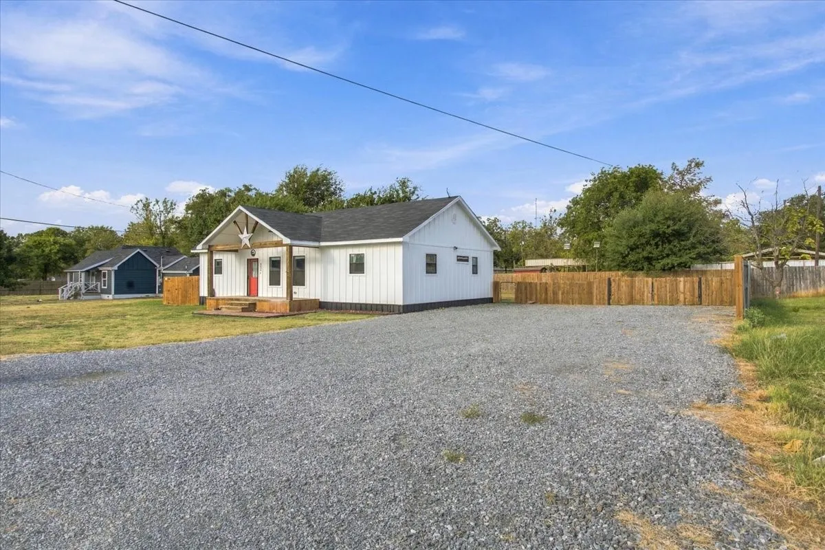 Single Family Residence For Sale in Fannin County , 505 N White Oak, Dodd City, Texas 75438, 3 Bedroom, 2 Bathroom, Garage spaces, 1,428 Sqft, built in 2022, mls#21390987, Real Estate Agent in Dodd City, Homes For Sale in Fannin county, Homes For Sale in Dodd City, Realtor in Dodd City Texas, Real Estate Brokerage Independent Realty Texas, Luminita Cordes Realtor
