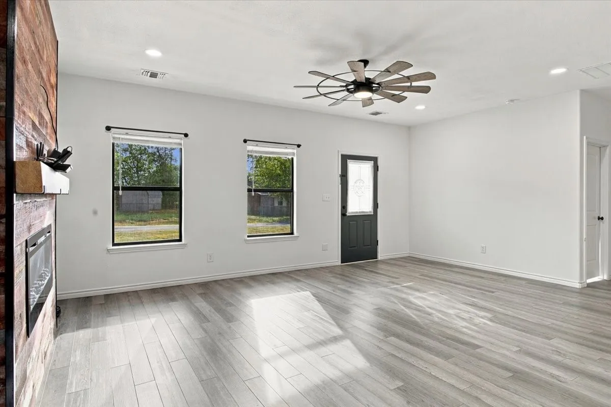 Single Family Residence For Sale in Fannin County , 505 N White Oak, Dodd City, Texas 75438, 3 Bedroom, 2 Bathroom, Garage spaces, 1,428 Sqft, built in 2022, mls#21390987, Real Estate Agent in Dodd City, Homes For Sale in Fannin county, Homes For Sale in Dodd City, Realtor in Dodd City Texas, Real Estate Brokerage Independent Realty Texas, Luminita Cordes Realtor