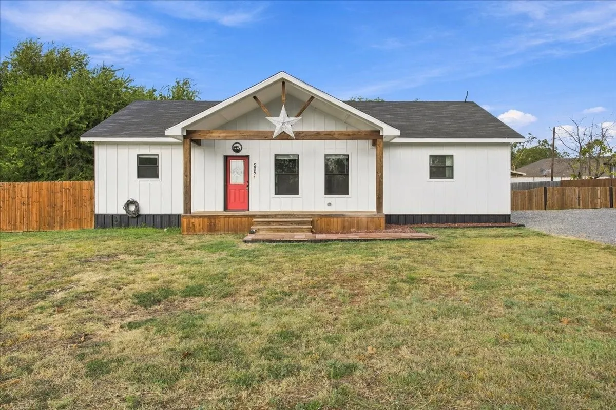 Single Family Residence For Sale in Fannin County , 505 N White Oak, Dodd City, Texas 75438, 3 Bedroom, 2 Bathroom, Garage spaces, 1,428 Sqft, built in 2022, mls#21390987, Real Estate Agent in Dodd City, Homes For Sale in Fannin county, Homes For Sale in Dodd City, Realtor in Dodd City Texas, Real Estate Brokerage Independent Realty Texas, Luminita Cordes Realtor