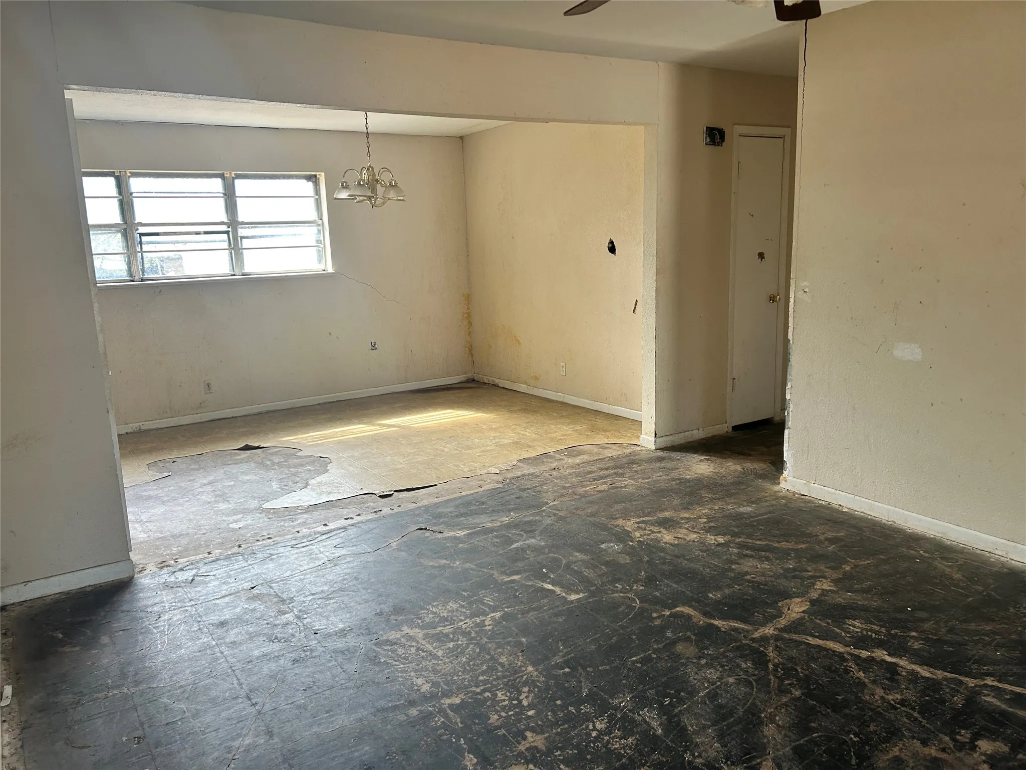 Single Family Residence For Sale in Brown County , 508 Parkway Drive, Brownwood, Texas 76801, 3 Bedroom, 1 Bathroom, Garage spaces, 1,446 Sqft, built in 0, mls#21392033, Real Estate Agent in Brownwood, Homes For Sale in Brown county, Homes For Sale in Brownwood, Realtor in Brownwood Texas, Real Estate Brokerage Independent Realty Texas, Luminita Cordes Realtor