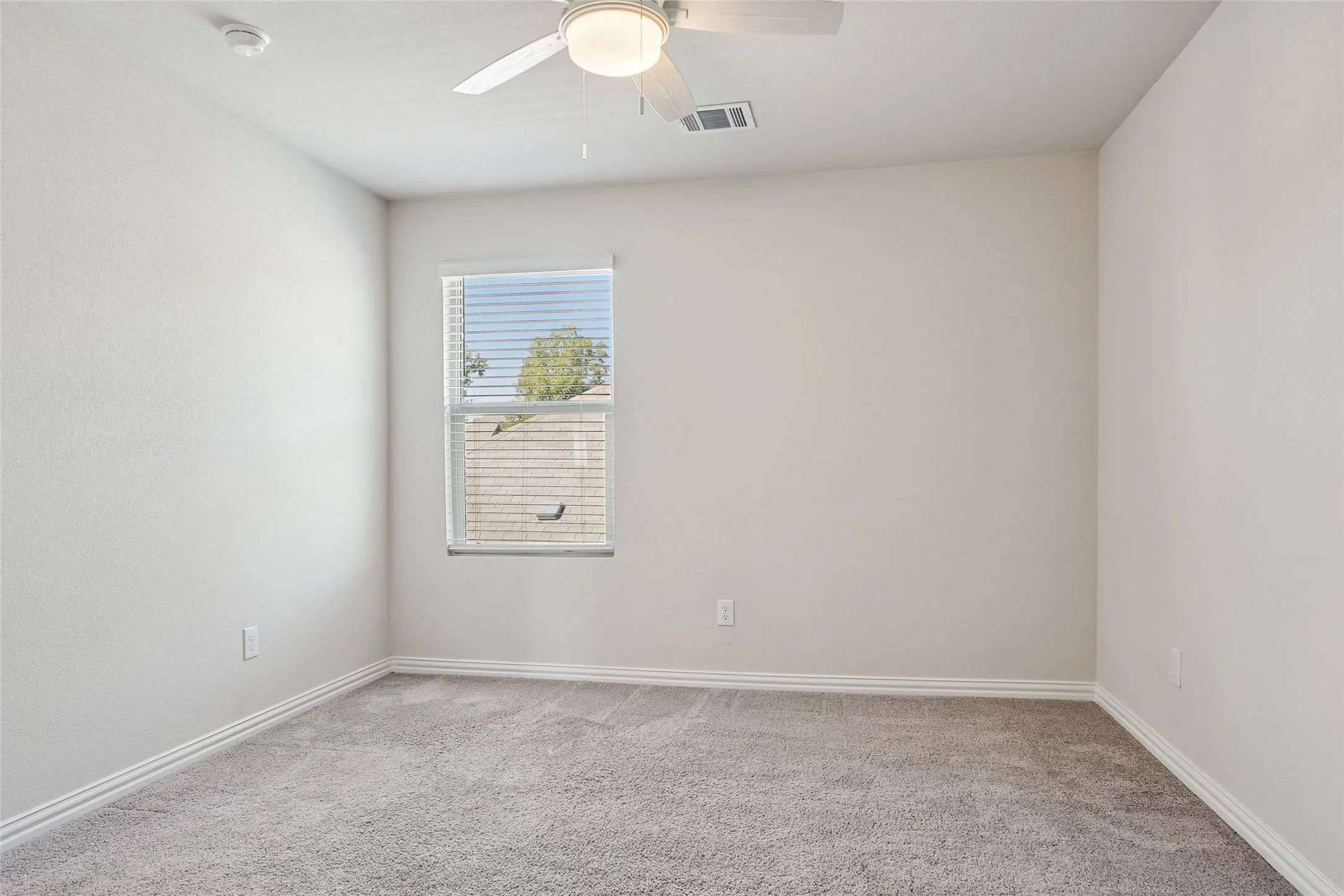 Single Family Residence For Sale in Denton County , 233 Luna Lane, Lake Dallas, Texas 75065, 4 Bedroom, 4 Bathroom, 2 Garage spaces, 3,114 Sqft, built in 2022, mls#21391517, Real Estate Agent in Lake Dallas, Homes For Sale in Denton county, Homes For Sale in Lake Dallas, Realtor in Lake Dallas Texas, Real Estate Brokerage Independent Realty Texas, Luminita Cordes Realtor
