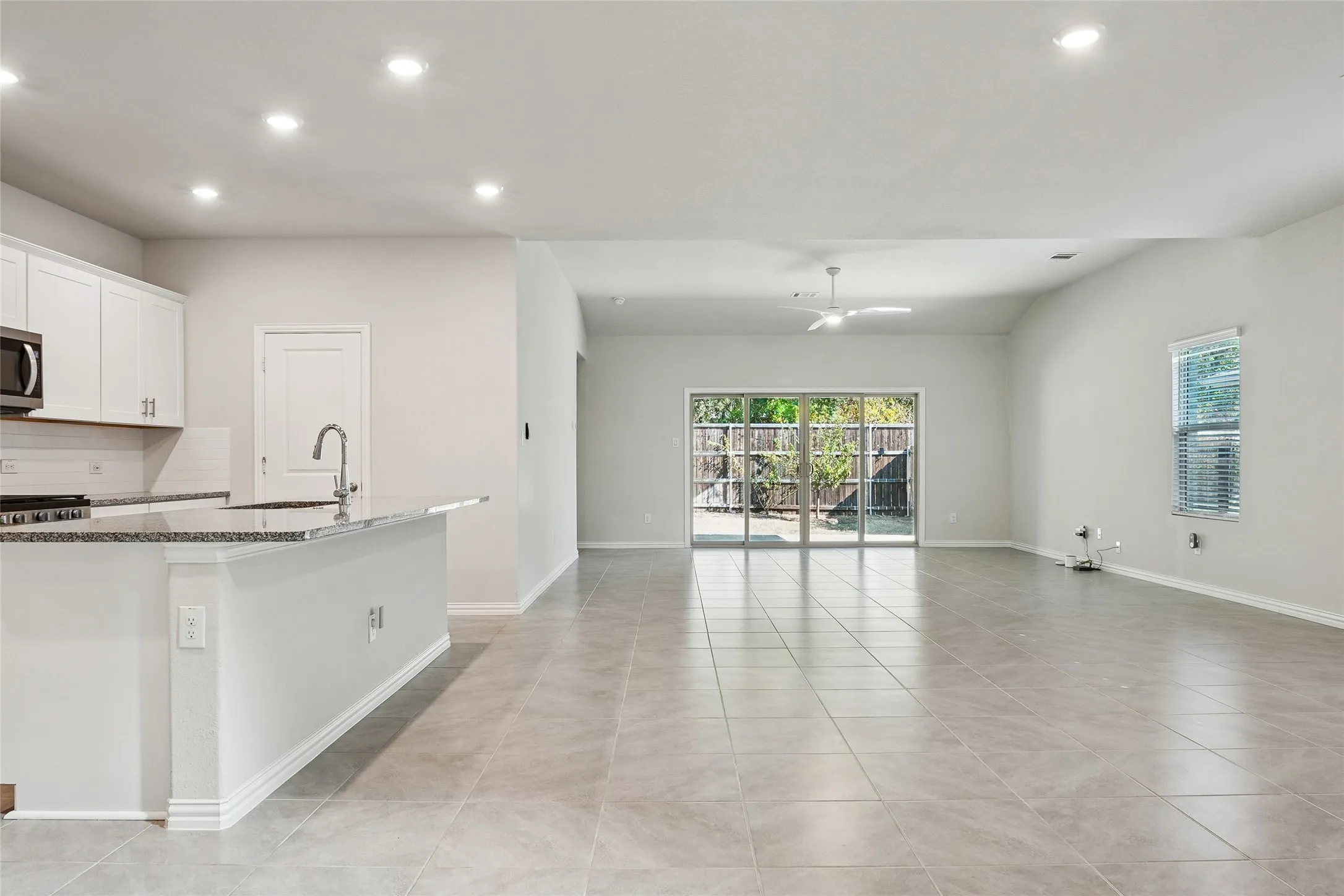 Single Family Residence For Sale in Denton County , 233 Luna Lane, Lake Dallas, Texas 75065, 4 Bedroom, 4 Bathroom, 2 Garage spaces, 3,114 Sqft, built in 2022, mls#21391517, Real Estate Agent in Lake Dallas, Homes For Sale in Denton county, Homes For Sale in Lake Dallas, Realtor in Lake Dallas Texas, Real Estate Brokerage Independent Realty Texas, Luminita Cordes Realtor