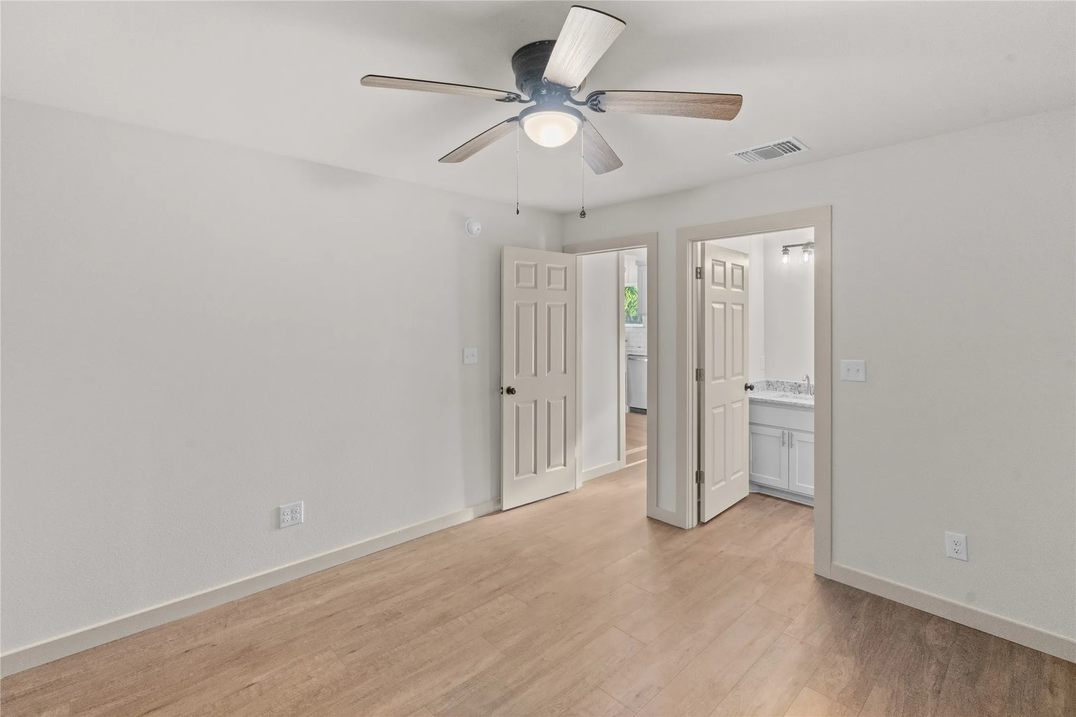 Single Family Residence For Sale in Hopkins County , 1047 Davis Street N, Sulphur Springs, Texas 75482, 3 Bedroom, 2 Bathroom, Garage spaces, 1,428 Sqft, built in 1950, mls#21391955, Real Estate Agent in Sulphur Springs, Homes For Sale in Hopkins county, Homes For Sale in Sulphur Springs, Realtor in Sulphur Springs Texas, Real Estate Brokerage Independent Realty Texas, Luminita Cordes Realtor