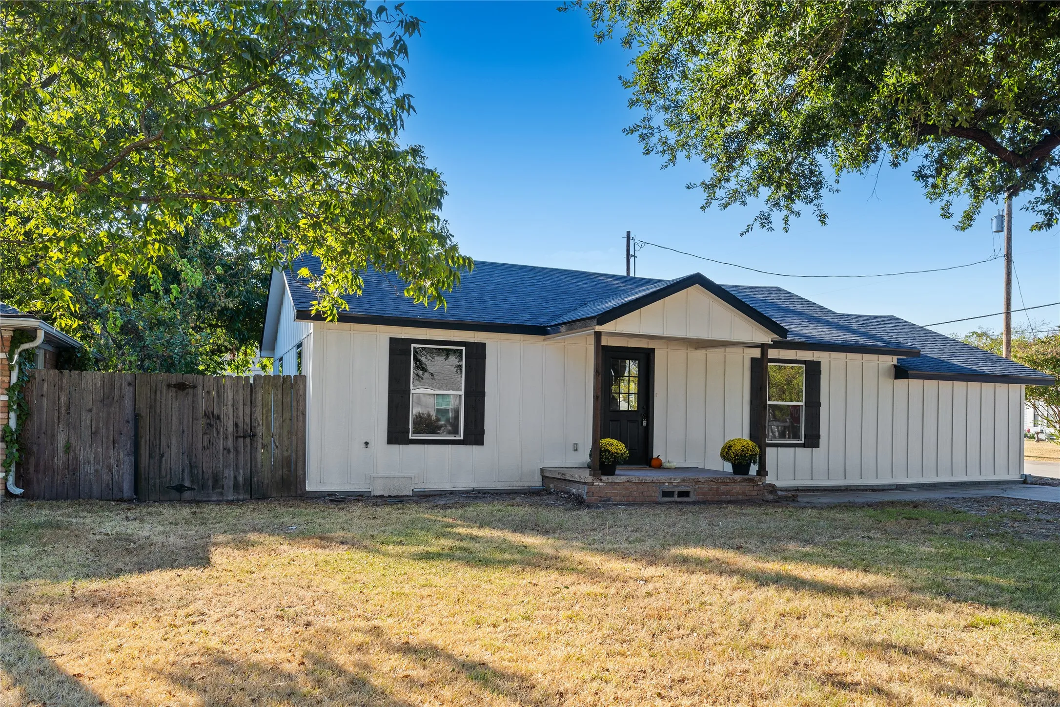 Single Family Residence For Sale in Hopkins County , 1047 Davis Street N, Sulphur Springs, Texas 75482, 3 Bedroom, 2 Bathroom, Garage spaces, 1,428 Sqft, built in 1950, mls#21391955, Real Estate Agent in Sulphur Springs, Homes For Sale in Hopkins county, Homes For Sale in Sulphur Springs, Realtor in Sulphur Springs Texas, Real Estate Brokerage Independent Realty Texas, Luminita Cordes Realtor