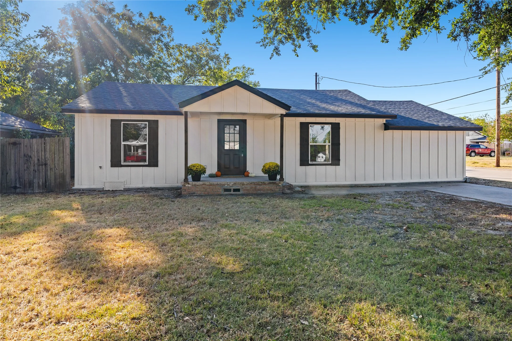 Single Family Residence For Sale in Hopkins County , 1047 Davis Street N, Sulphur Springs, Texas 75482, 3 Bedroom, 2 Bathroom, Garage spaces, 1,428 Sqft, built in 1950, mls#21391955, Real Estate Agent in Sulphur Springs, Homes For Sale in Hopkins county, Homes For Sale in Sulphur Springs, Realtor in Sulphur Springs Texas, Real Estate Brokerage Independent Realty Texas, Luminita Cordes Realtor
