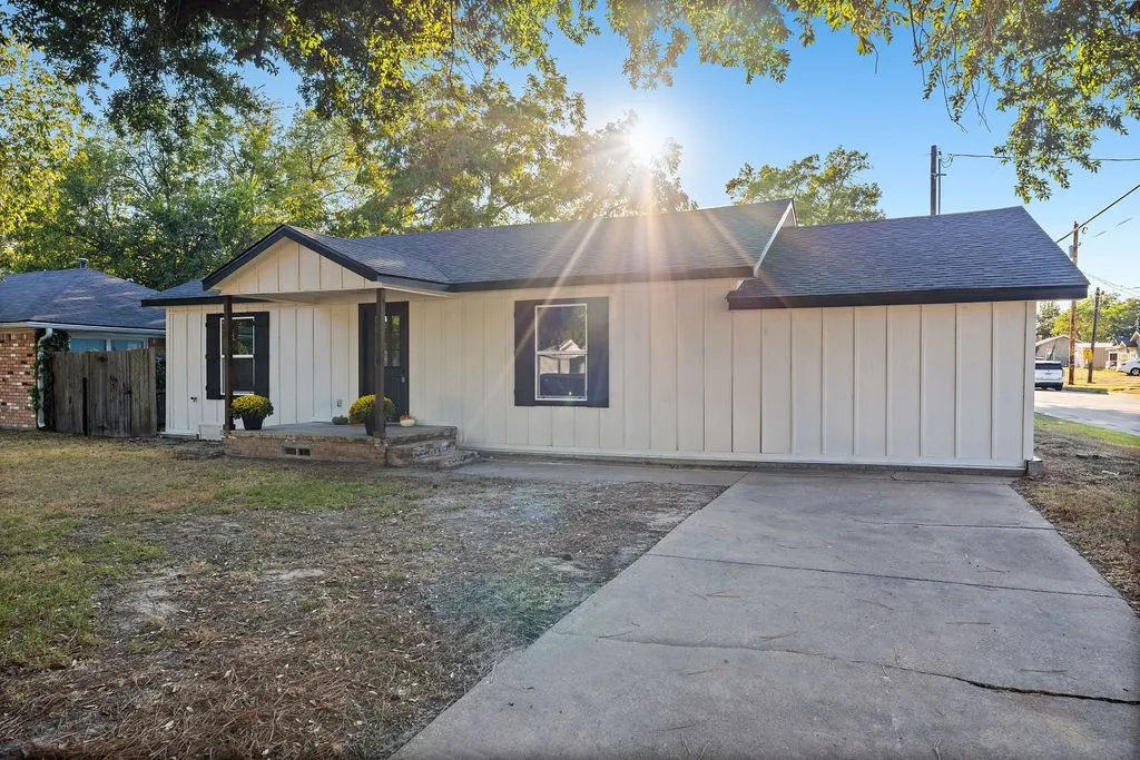 Single Family Residence For Sale in Hopkins County , 1047 Davis Street N, Sulphur Springs, Texas 75482, 3 Bedroom, 2 Bathroom, Garage spaces, 1,428 Sqft, built in 1950, mls#21391955, Real Estate Agent in Sulphur Springs, Homes For Sale in Hopkins county, Homes For Sale in Sulphur Springs, Realtor in Sulphur Springs Texas, Real Estate Brokerage Independent Realty Texas, Luminita Cordes Realtor