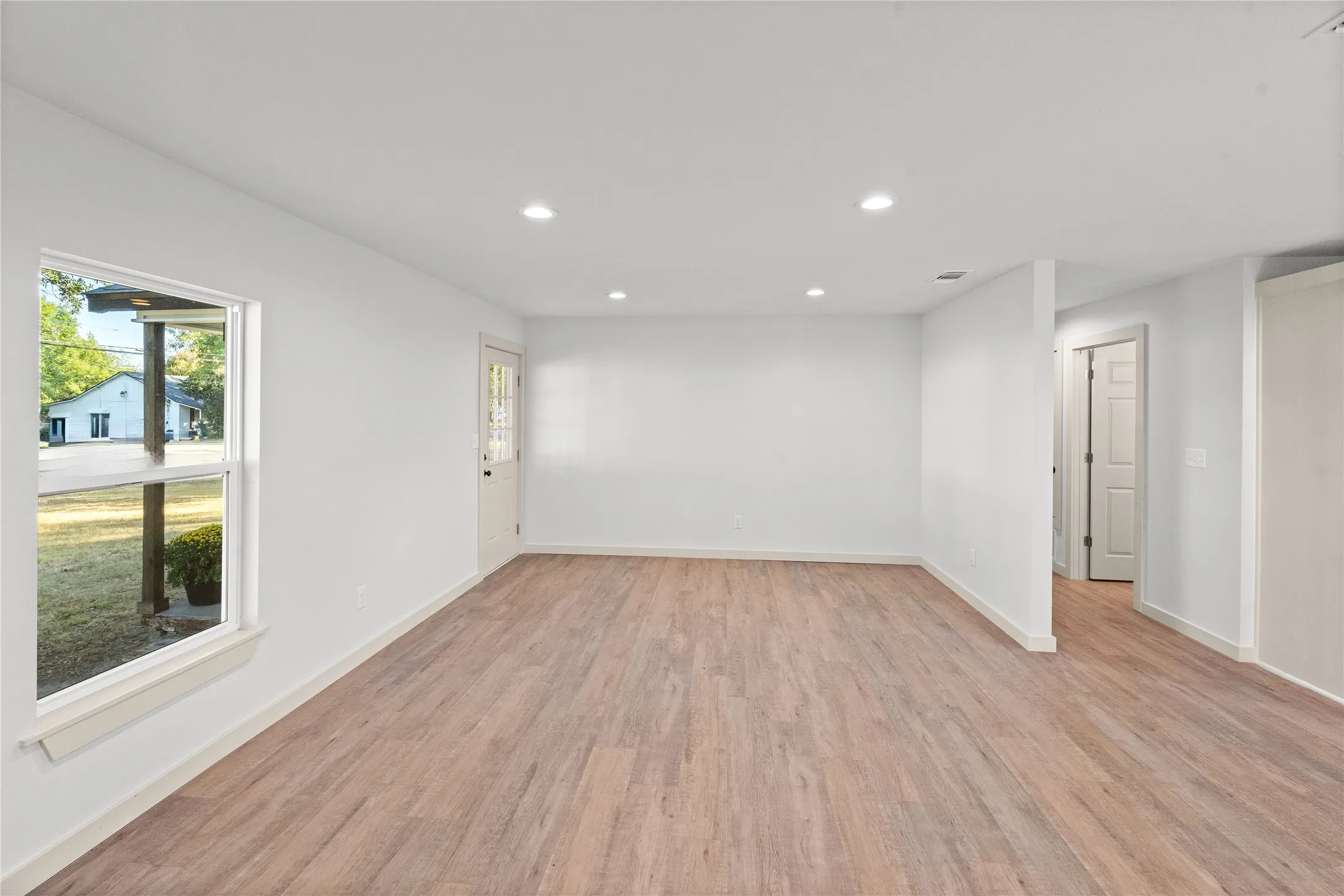 Single Family Residence For Sale in Hopkins County , 1047 Davis Street N, Sulphur Springs, Texas 75482, 3 Bedroom, 2 Bathroom, Garage spaces, 1,428 Sqft, built in 1950, mls#21391955, Real Estate Agent in Sulphur Springs, Homes For Sale in Hopkins county, Homes For Sale in Sulphur Springs, Realtor in Sulphur Springs Texas, Real Estate Brokerage Independent Realty Texas, Luminita Cordes Realtor