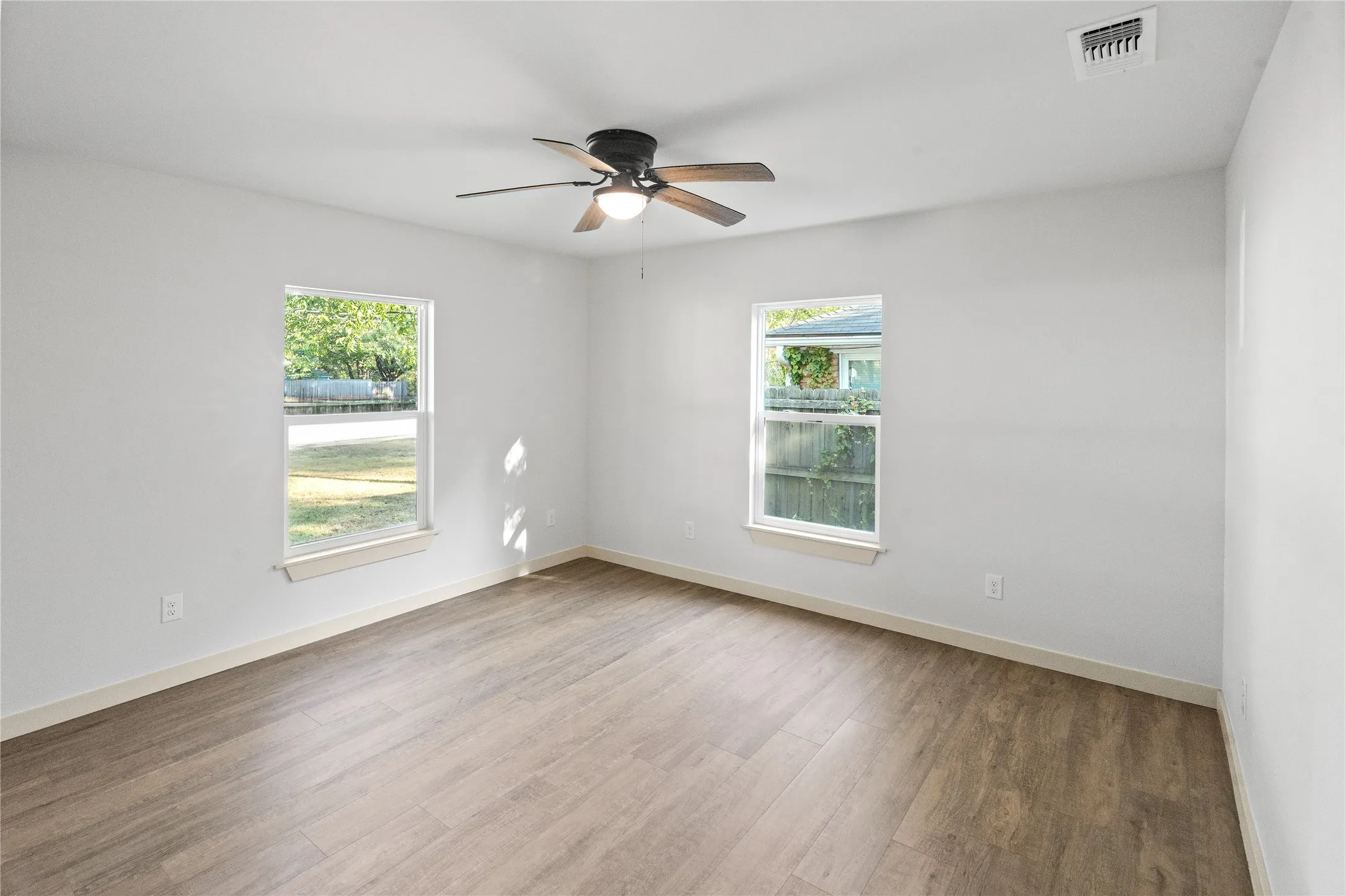 Single Family Residence For Sale in Hopkins County , 1047 Davis Street N, Sulphur Springs, Texas 75482, 3 Bedroom, 2 Bathroom, Garage spaces, 1,428 Sqft, built in 1950, mls#21391955, Real Estate Agent in Sulphur Springs, Homes For Sale in Hopkins county, Homes For Sale in Sulphur Springs, Realtor in Sulphur Springs Texas, Real Estate Brokerage Independent Realty Texas, Luminita Cordes Realtor