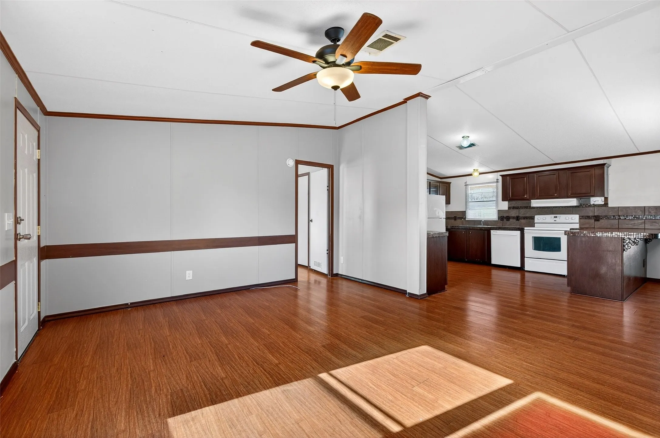 Mobile Home For Rent in Cooke County , 315 Glenwood Street, Gainesville, Texas 76240, 4 Bedroom, 3 Bathroom, Garage spaces, 1,899 Sqft, built in 2002, mls#21392540, Real Estate Agent in Gainesville, Homes For Rent in Cooke county, Homes For Rent in Gainesville, Realtor in Gainesville Texas, Real Estate Brokerage Independent Realty Texas, Luminita Cordes Realtor