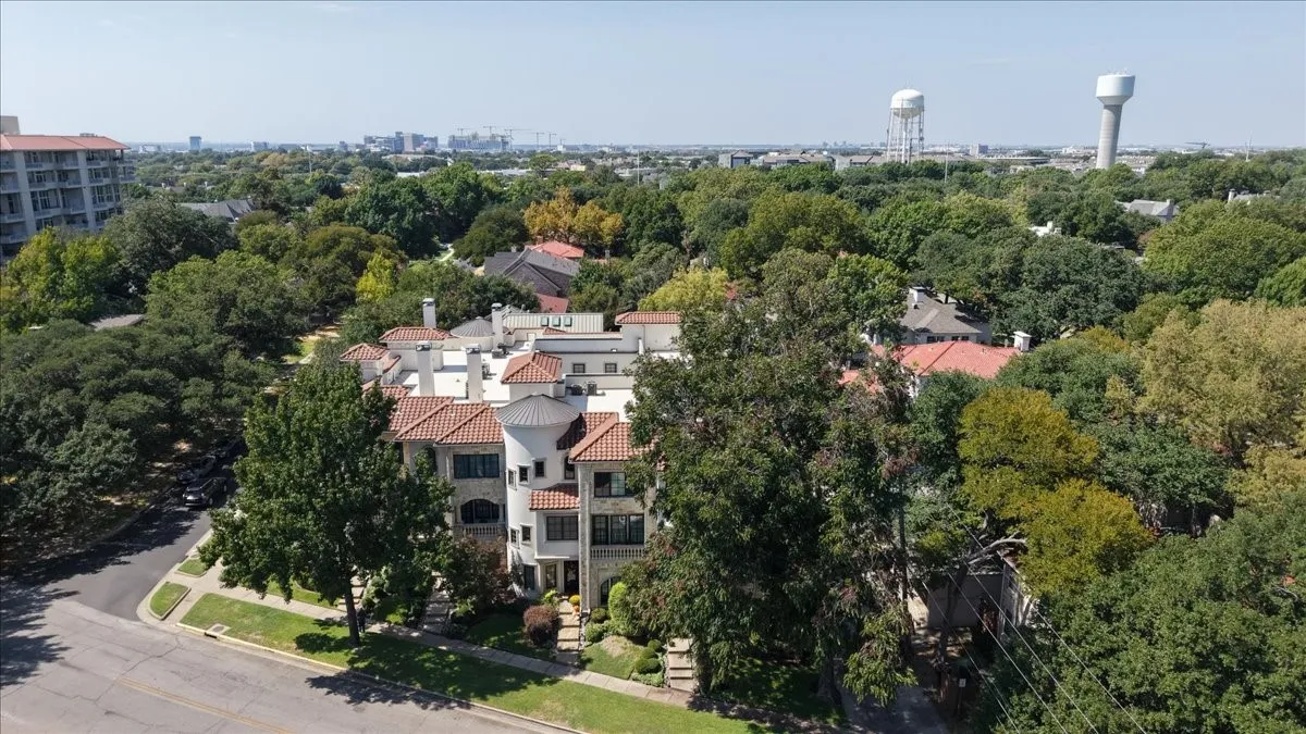 Single Family Residence For Sale in Dallas County , 4301 Lomo Alto Drive B, Highland Park, Texas 75219, 3 Bedroom, 4 Bathroom, 2 Garage spaces, 2,748 Sqft, built in 2006, mls#21391972, Real Estate Agent in Highland Park, Homes For Sale in Dallas county, Homes For Sale in Highland Park, Realtor in Highland Park Texas, Real Estate Brokerage Independent Realty Texas, Luminita Cordes Realtor
