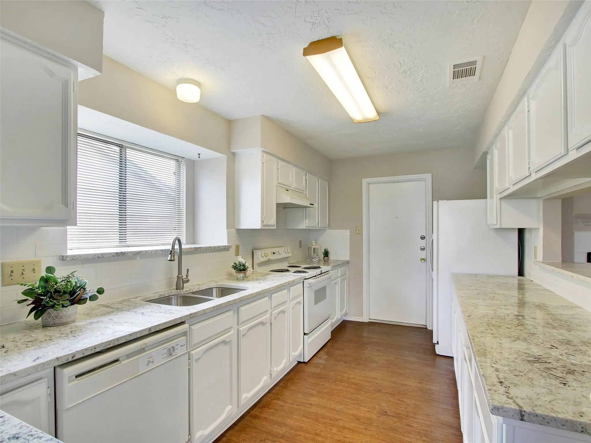 Single Family Residence For Rent in Collin County , 1328 Colmar Drive, Plano, Texas 75023, 4 Bedroom, 2 Bathroom, 2 Garage spaces, 1,756 Sqft, built in 1982, mls#21392516, Real Estate Agent in Plano, Homes For Rent in Collin county, Homes For Rent in Plano, Realtor in Plano Texas, Real Estate Brokerage Independent Realty Texas, Luminita Cordes Realtor