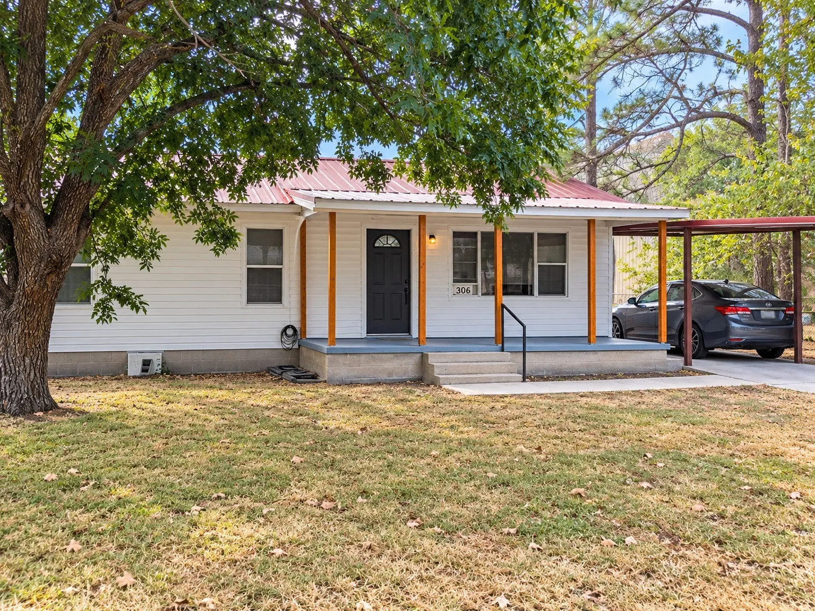 Single Family Residence For Sale in Hood County , 306 S Oak Lane, Tolar, Texas 76476, 2 Bedroom, 1 Bathroom, Garage spaces, 1,104 Sqft, built in 1975, mls#21392550, Real Estate Agent in Tolar, Homes For Sale in Hood county, Homes For Sale in Tolar, Realtor in Tolar Texas, Real Estate Brokerage Independent Realty Texas, Luminita Cordes Realtor