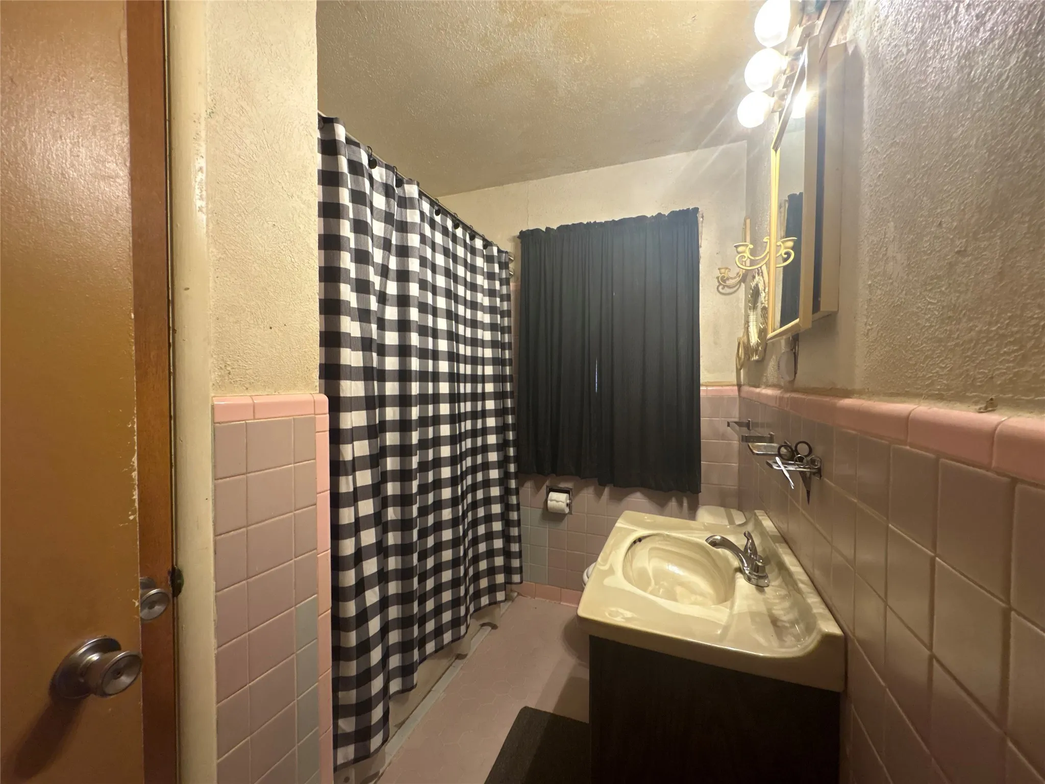 Built-in vanity with integrated sink