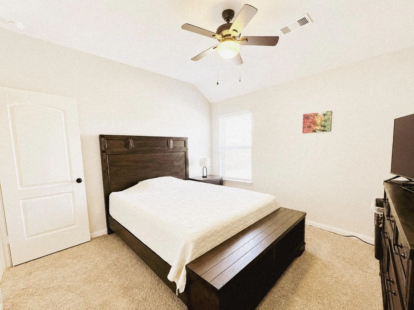 Vaulted ceiling with an integrated ceiling fan and lighting fixture