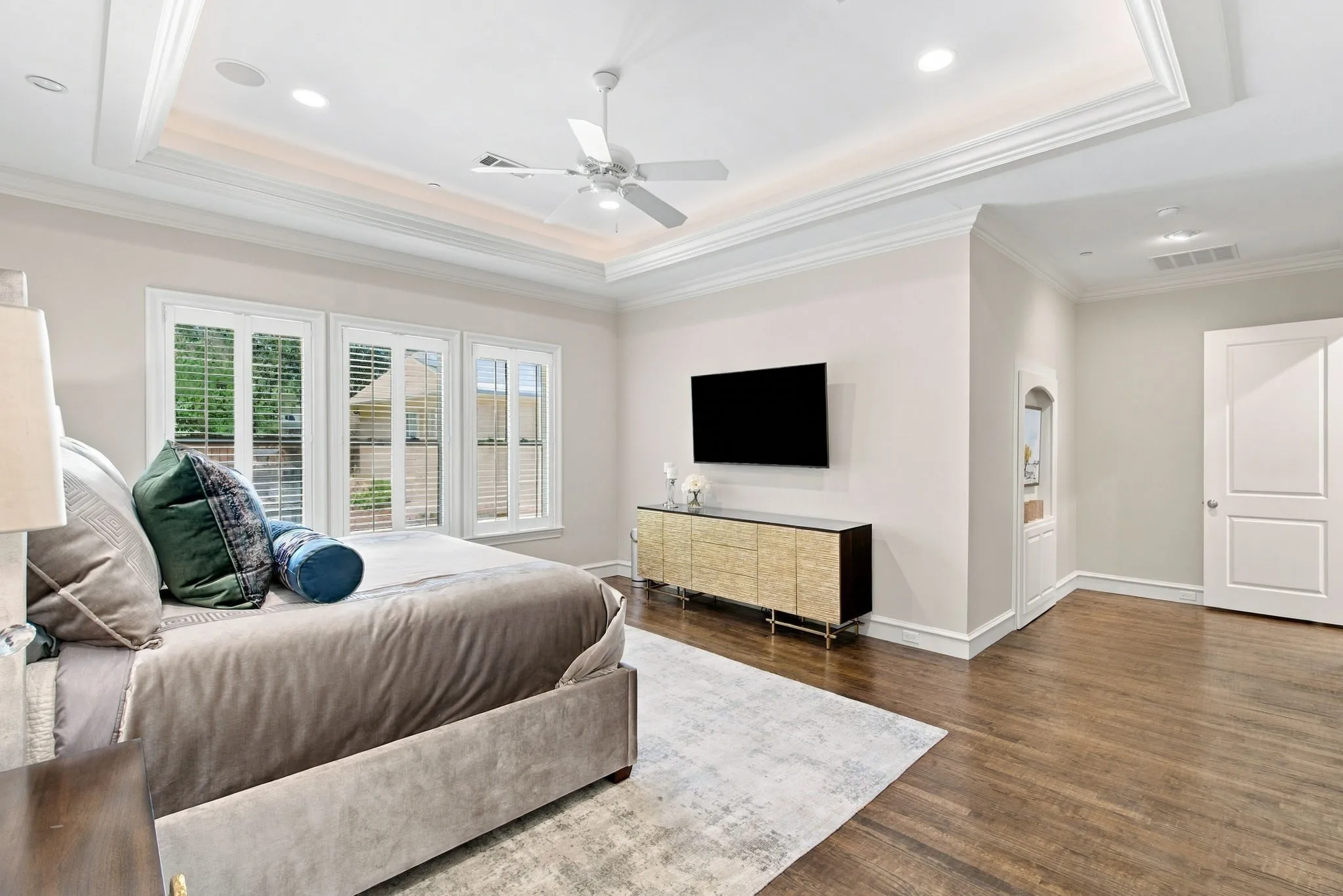 Tray ceiling with recessed lighting and crown molding