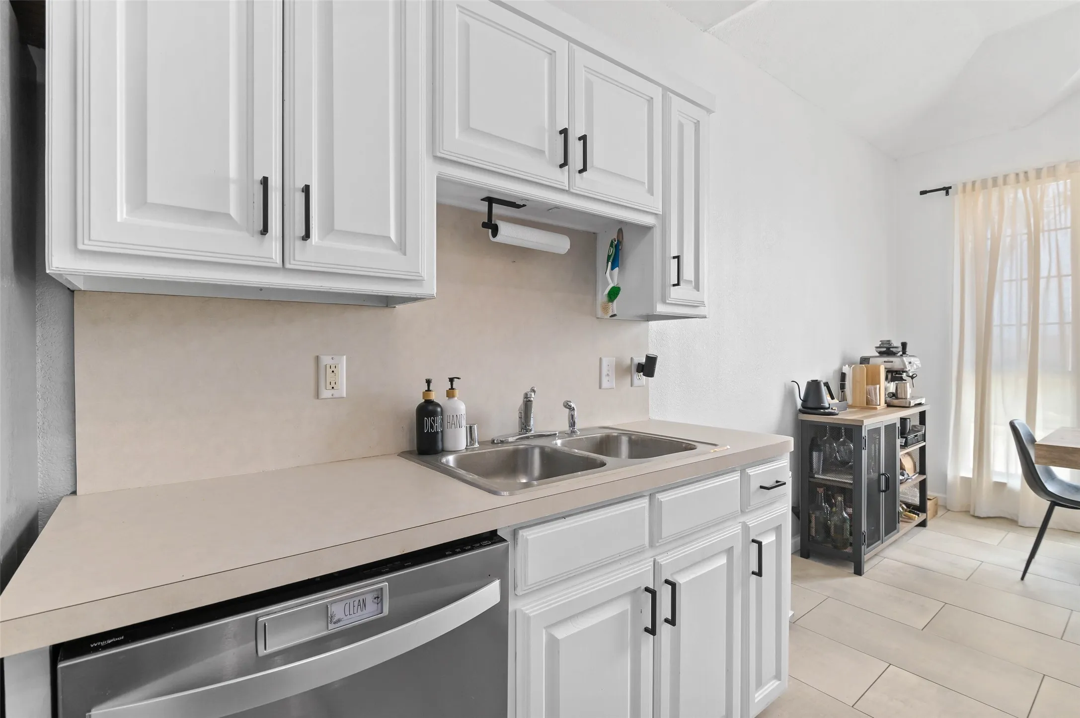 Single Family Residence For Rent in Denton County , 4100 Creekhollow Drive, Carrollton, Texas 75010, 3 Bedroom, 2 Bathroom, 2 Garage spaces, 1,497 Sqft, built in 1998, mls#21371437, Real Estate Agent in Carrollton, Homes For Rent in Denton county, Homes For Rent in Carrollton, Realtor in Carrollton Texas, Real Estate Brokerage Independent Realty Texas, Luminita Cordes Realtor