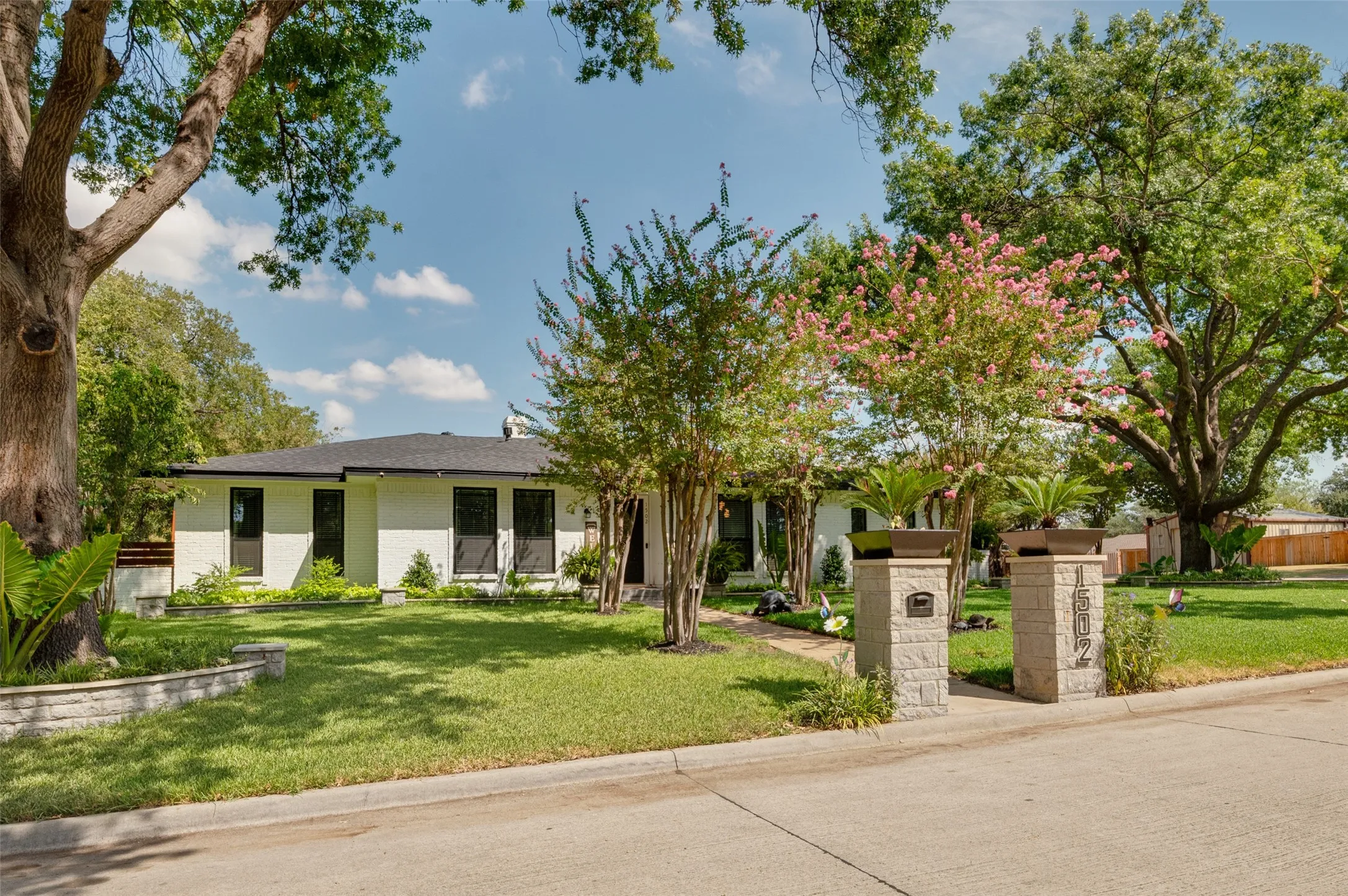 Single Family Residence For Sale in Dallas County , 1502 Austrian Road, Grand Prairie, Texas 75050, 4 Bedroom, 4 Bathroom, Garage spaces, 2,618 Sqft, built in 1975, mls#21390696, Real Estate Agent in Grand Prairie, Homes For Sale in Dallas county, Homes For Sale in Grand Prairie, Realtor in Grand Prairie Texas, Real Estate Brokerage Independent Realty Texas, Luminita Cordes Realtor