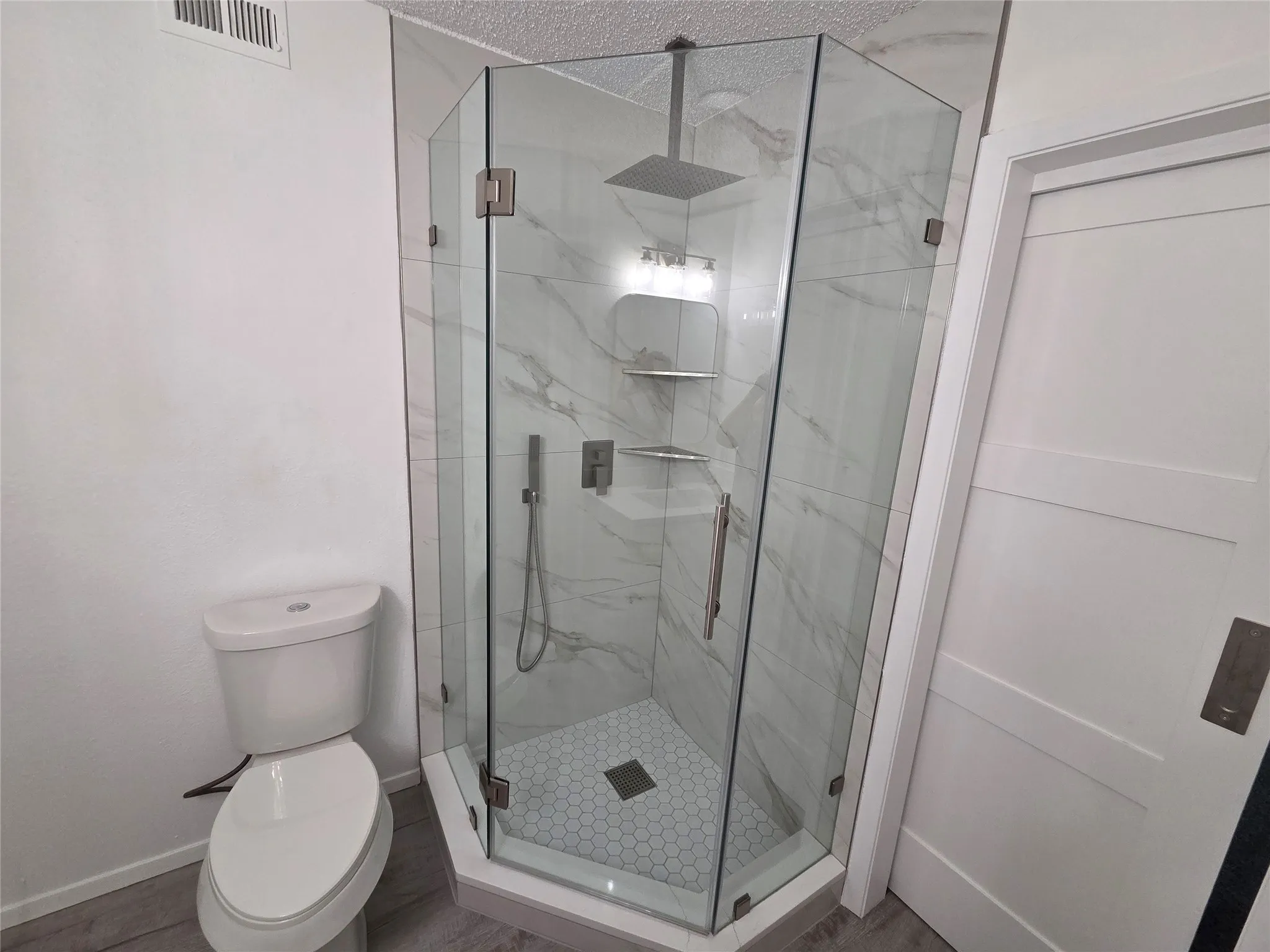 Townhouse For Rent in Tarrant County , 82 Morrow Drive, Bedford, Texas 76021, 2 Bedroom, 3 Bathroom, 2 Garage spaces, 1,160 Sqft, built in 1983, mls#21392319, Real Estate Agent in Bedford, Homes For Rent in Tarrant county, Homes For Rent in Bedford, Realtor in Bedford Texas, Real Estate Brokerage Independent Realty Texas, Luminita Cordes Realtor