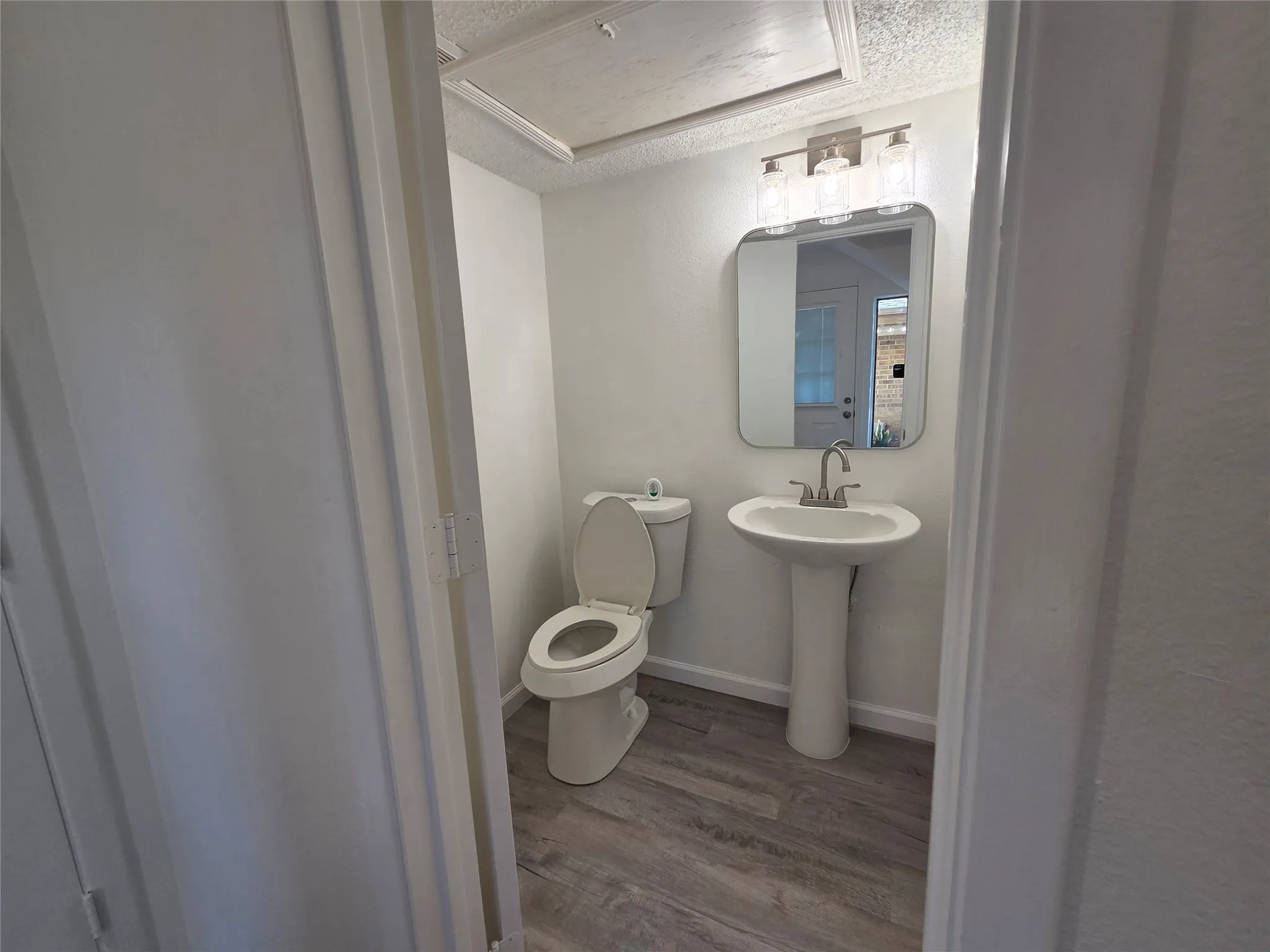 Townhouse For Rent in Tarrant County , 82 Morrow Drive, Bedford, Texas 76021, 2 Bedroom, 3 Bathroom, 2 Garage spaces, 1,160 Sqft, built in 1983, mls#21392319, Real Estate Agent in Bedford, Homes For Rent in Tarrant county, Homes For Rent in Bedford, Realtor in Bedford Texas, Real Estate Brokerage Independent Realty Texas, Luminita Cordes Realtor