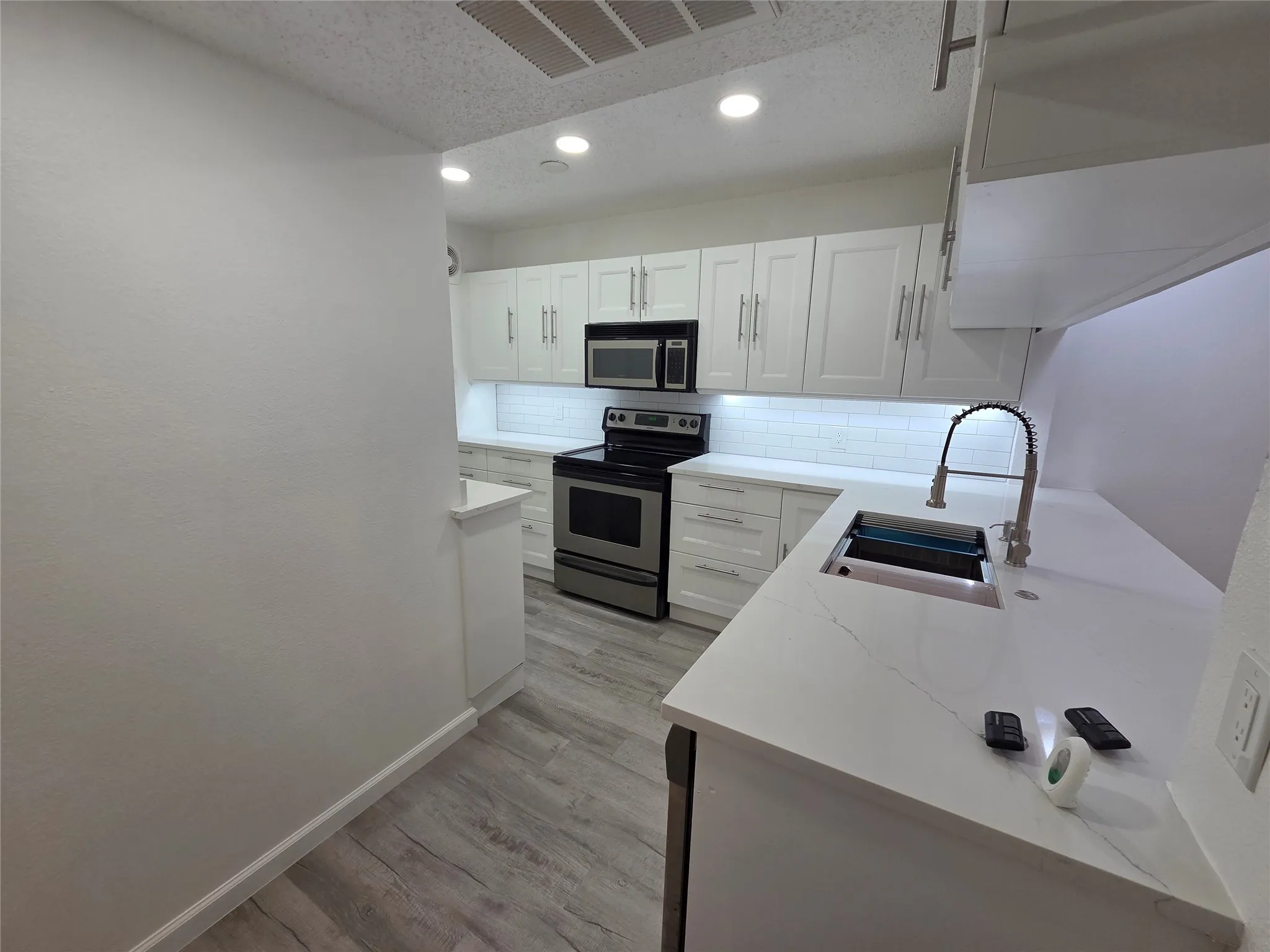 Townhouse For Rent in Tarrant County , 82 Morrow Drive, Bedford, Texas 76021, 2 Bedroom, 3 Bathroom, 2 Garage spaces, 1,160 Sqft, built in 1983, mls#21392319, Real Estate Agent in Bedford, Homes For Rent in Tarrant county, Homes For Rent in Bedford, Realtor in Bedford Texas, Real Estate Brokerage Independent Realty Texas, Luminita Cordes Realtor