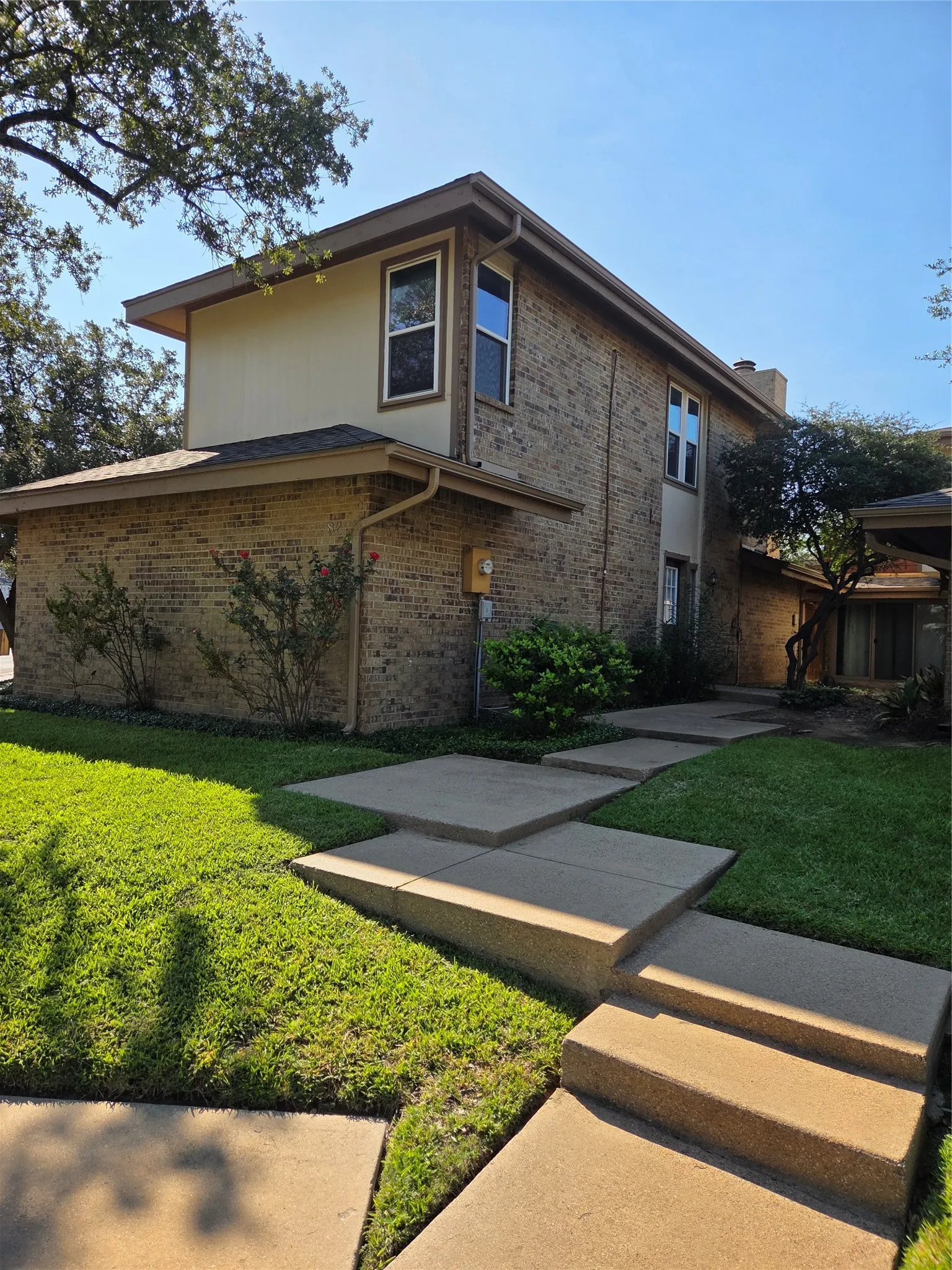 Townhouse For Rent in Tarrant County , 82 Morrow Drive, Bedford, Texas 76021, 2 Bedroom, 3 Bathroom, 2 Garage spaces, 1,160 Sqft, built in 1983, mls#21392319, Real Estate Agent in Bedford, Homes For Rent in Tarrant county, Homes For Rent in Bedford, Realtor in Bedford Texas, Real Estate Brokerage Independent Realty Texas, Luminita Cordes Realtor