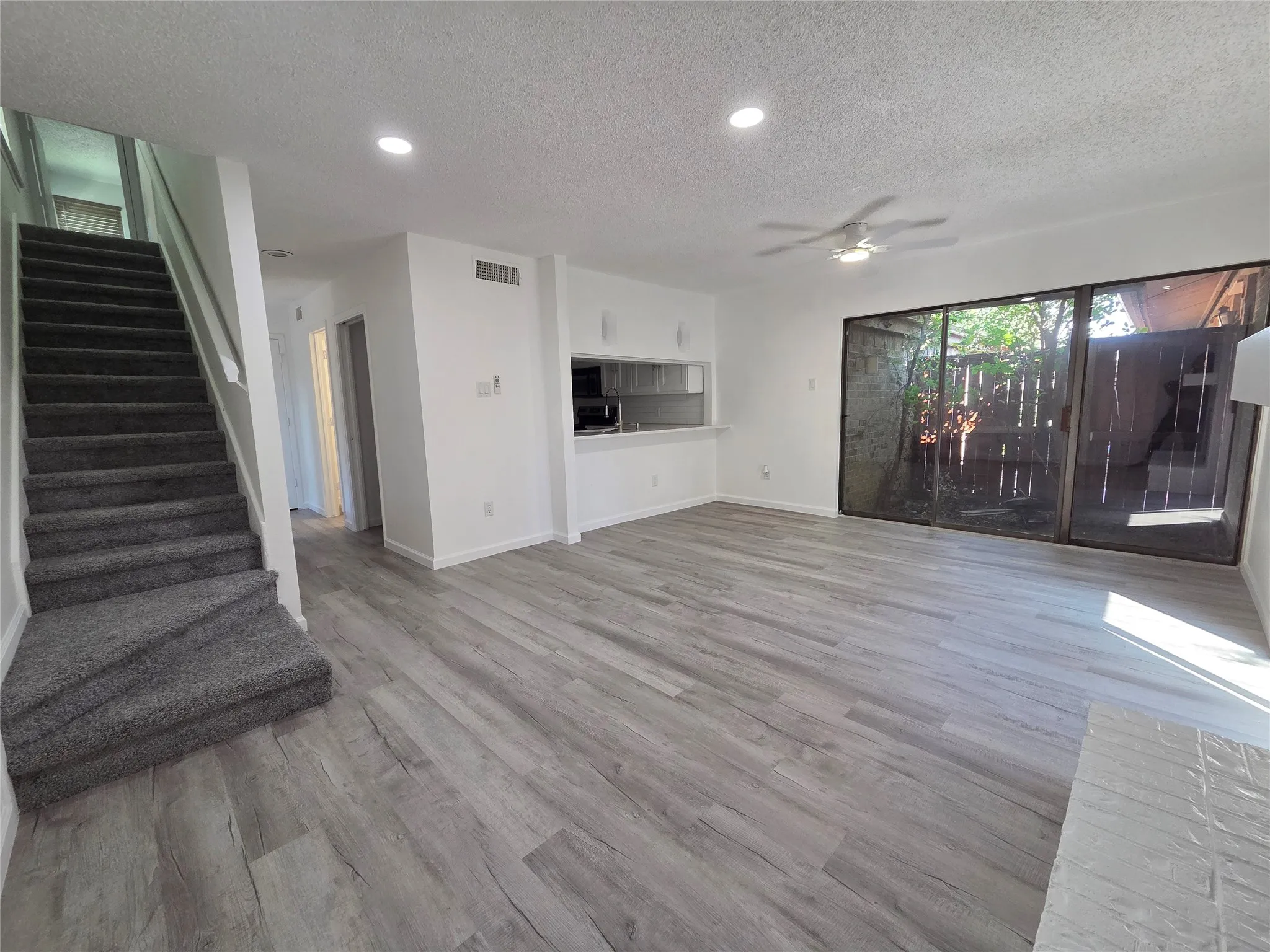 Townhouse For Rent in Tarrant County , 82 Morrow Drive, Bedford, Texas 76021, 2 Bedroom, 3 Bathroom, 2 Garage spaces, 1,160 Sqft, built in 1983, mls#21392319, Real Estate Agent in Bedford, Homes For Rent in Tarrant county, Homes For Rent in Bedford, Realtor in Bedford Texas, Real Estate Brokerage Independent Realty Texas, Luminita Cordes Realtor
