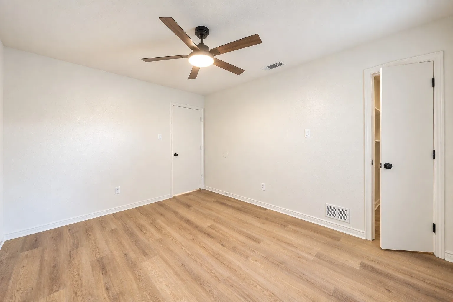 Single Family Residence For Sale in Collin County , 2409 Fairview Drive, Plano, Texas 75075, 4 Bedroom, 3 Bathroom, 2 Garage spaces, 2,802 Sqft, built in 1972, mls#21389458, Real Estate Agent in Plano, Homes For Sale in Collin county, Homes For Sale in Plano, Realtor in Plano Texas, Real Estate Brokerage Independent Realty Texas, Luminita Cordes Realtor