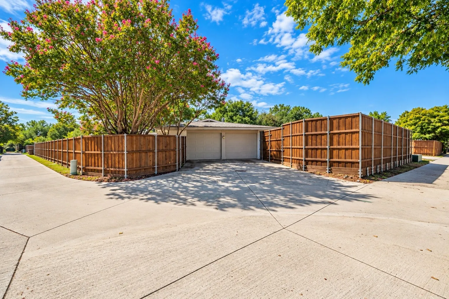 Single Family Residence For Sale in Collin County , 2409 Fairview Drive, Plano, Texas 75075, 4 Bedroom, 3 Bathroom, 2 Garage spaces, 2,802 Sqft, built in 1972, mls#21389458, Real Estate Agent in Plano, Homes For Sale in Collin county, Homes For Sale in Plano, Realtor in Plano Texas, Real Estate Brokerage Independent Realty Texas, Luminita Cordes Realtor