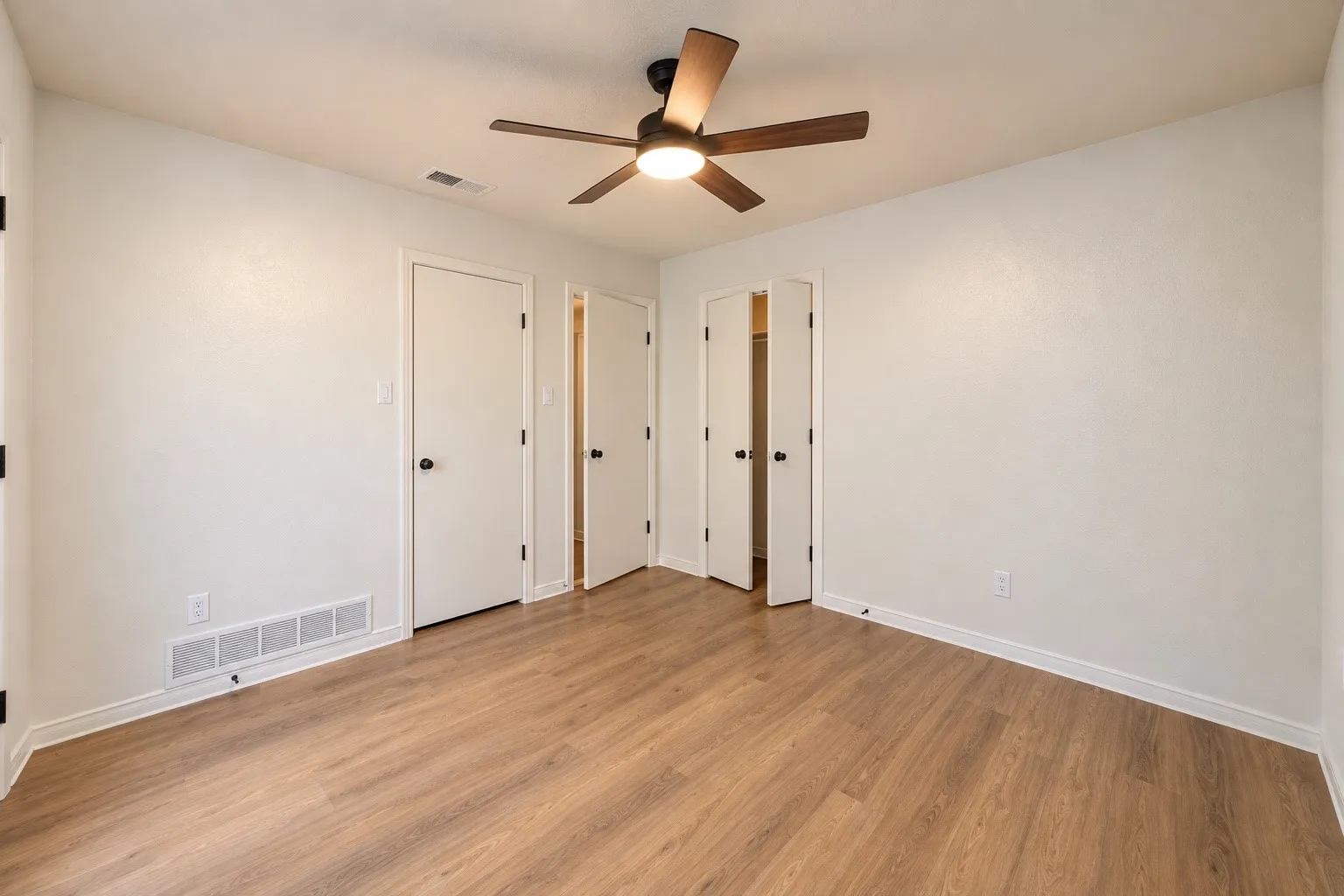 Single Family Residence For Sale in Collin County , 2409 Fairview Drive, Plano, Texas 75075, 4 Bedroom, 3 Bathroom, 2 Garage spaces, 2,802 Sqft, built in 1972, mls#21389458, Real Estate Agent in Plano, Homes For Sale in Collin county, Homes For Sale in Plano, Realtor in Plano Texas, Real Estate Brokerage Independent Realty Texas, Luminita Cordes Realtor