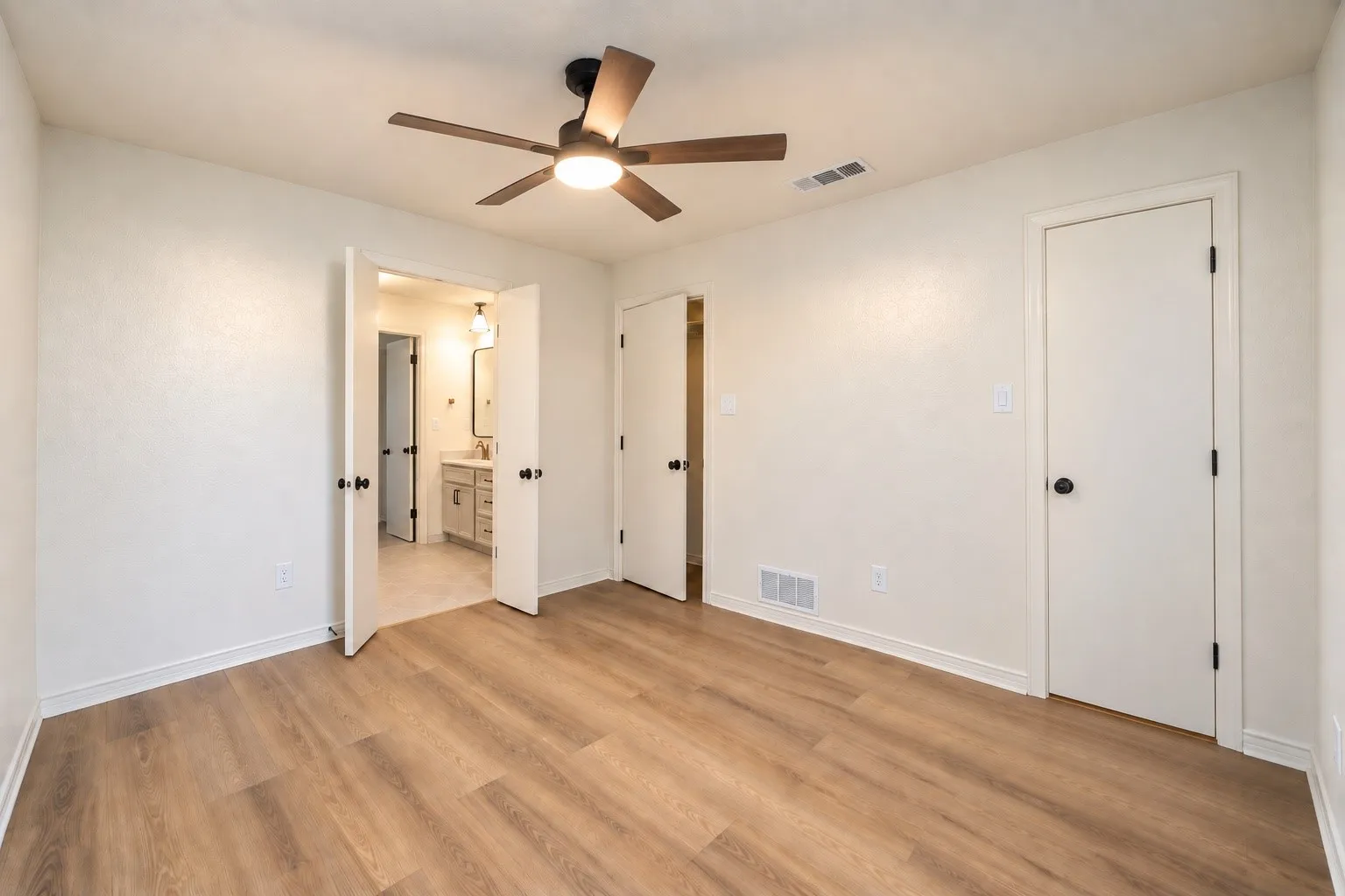 Single Family Residence For Sale in Collin County , 2409 Fairview Drive, Plano, Texas 75075, 4 Bedroom, 3 Bathroom, 2 Garage spaces, 2,802 Sqft, built in 1972, mls#21389458, Real Estate Agent in Plano, Homes For Sale in Collin county, Homes For Sale in Plano, Realtor in Plano Texas, Real Estate Brokerage Independent Realty Texas, Luminita Cordes Realtor