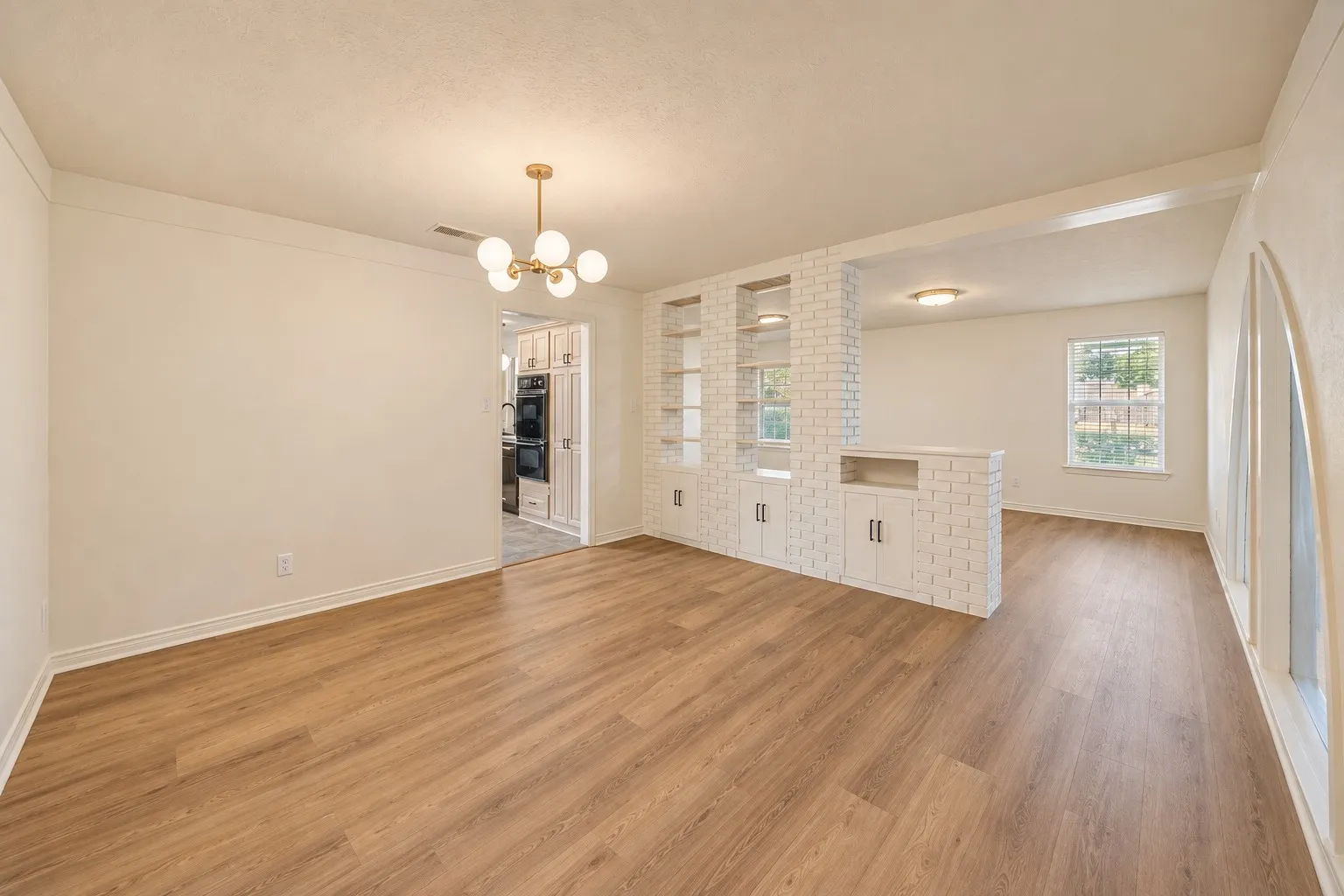 Single Family Residence For Sale in Collin County , 2409 Fairview Drive, Plano, Texas 75075, 4 Bedroom, 3 Bathroom, 2 Garage spaces, 2,802 Sqft, built in 1972, mls#21389458, Real Estate Agent in Plano, Homes For Sale in Collin county, Homes For Sale in Plano, Realtor in Plano Texas, Real Estate Brokerage Independent Realty Texas, Luminita Cordes Realtor