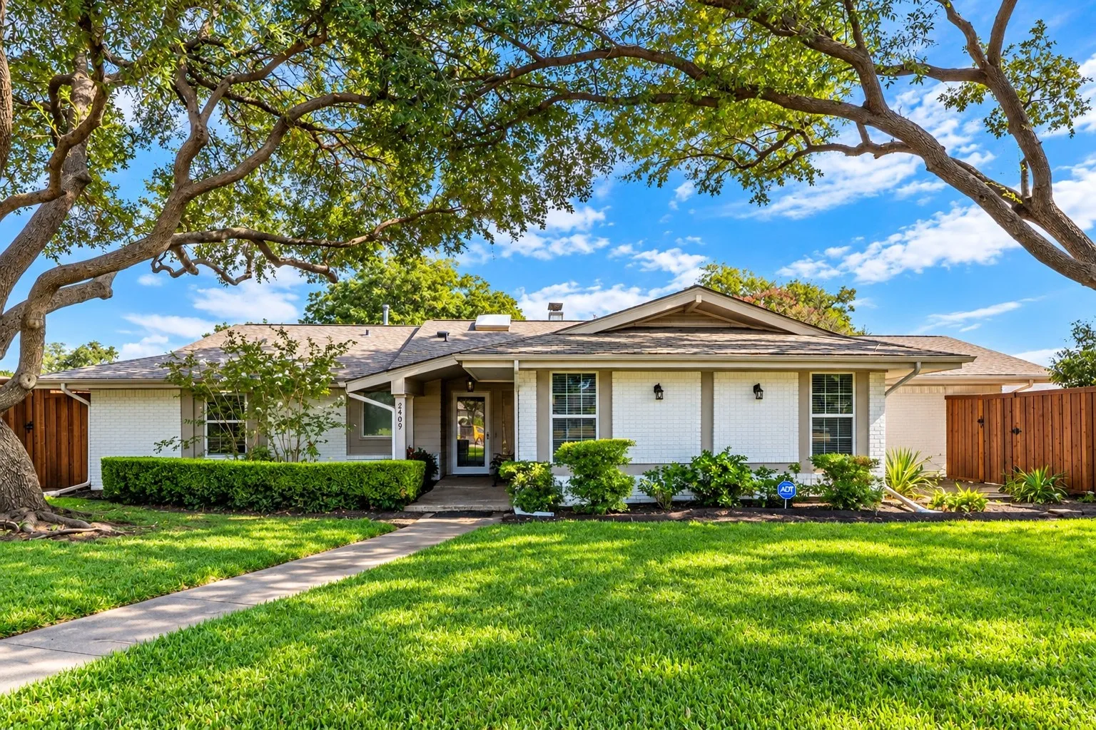 Single Family Residence For Sale in Collin County , 2409 Fairview Drive, Plano, Texas 75075, 4 Bedroom, 3 Bathroom, 2 Garage spaces, 2,802 Sqft, built in 1972, mls#21389458, Real Estate Agent in Plano, Homes For Sale in Collin county, Homes For Sale in Plano, Realtor in Plano Texas, Real Estate Brokerage Independent Realty Texas, Luminita Cordes Realtor