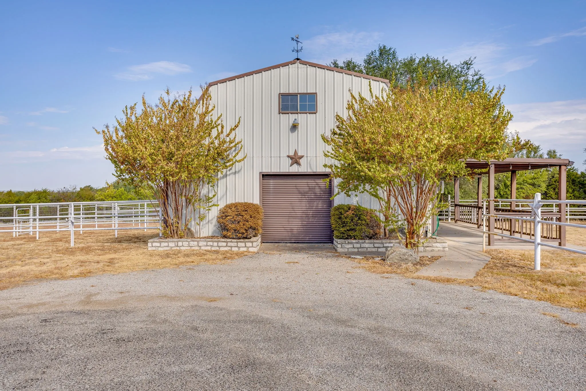 Horse barn/stalls