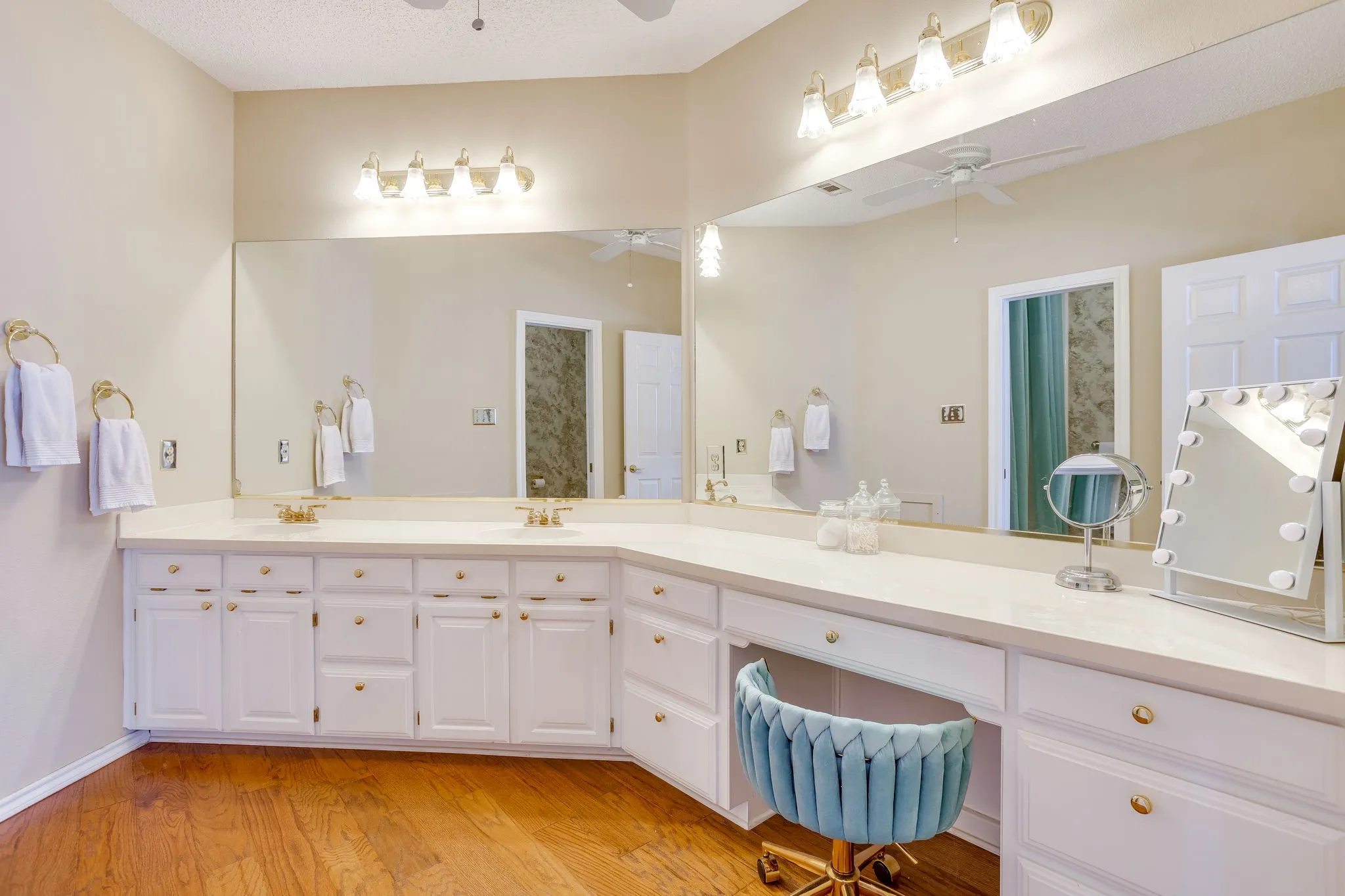 Hall guest Bathroom