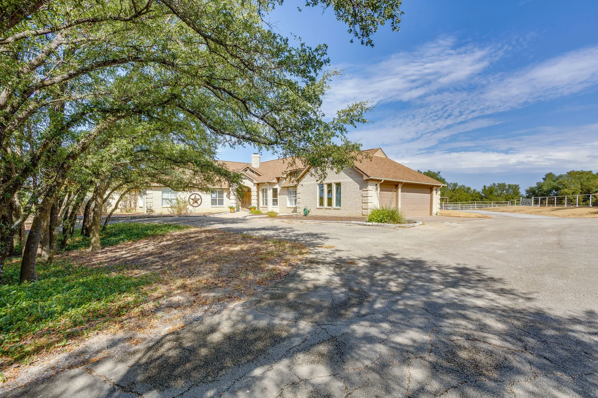 Single Family Residence For Rent in Hood County , 2112 Miller Court, Granbury, Texas 76049, 4 Bedroom, 3 Bathroom, 3 Garage spaces, 2,897 Sqft, built in 1991, mls#21392519, Real Estate Agent in Granbury, Homes For Rent in Hood county, Homes For Rent in Granbury, Realtor in Granbury Texas, Real Estate Brokerage Independent Realty Texas, Luminita Cordes Realtor
