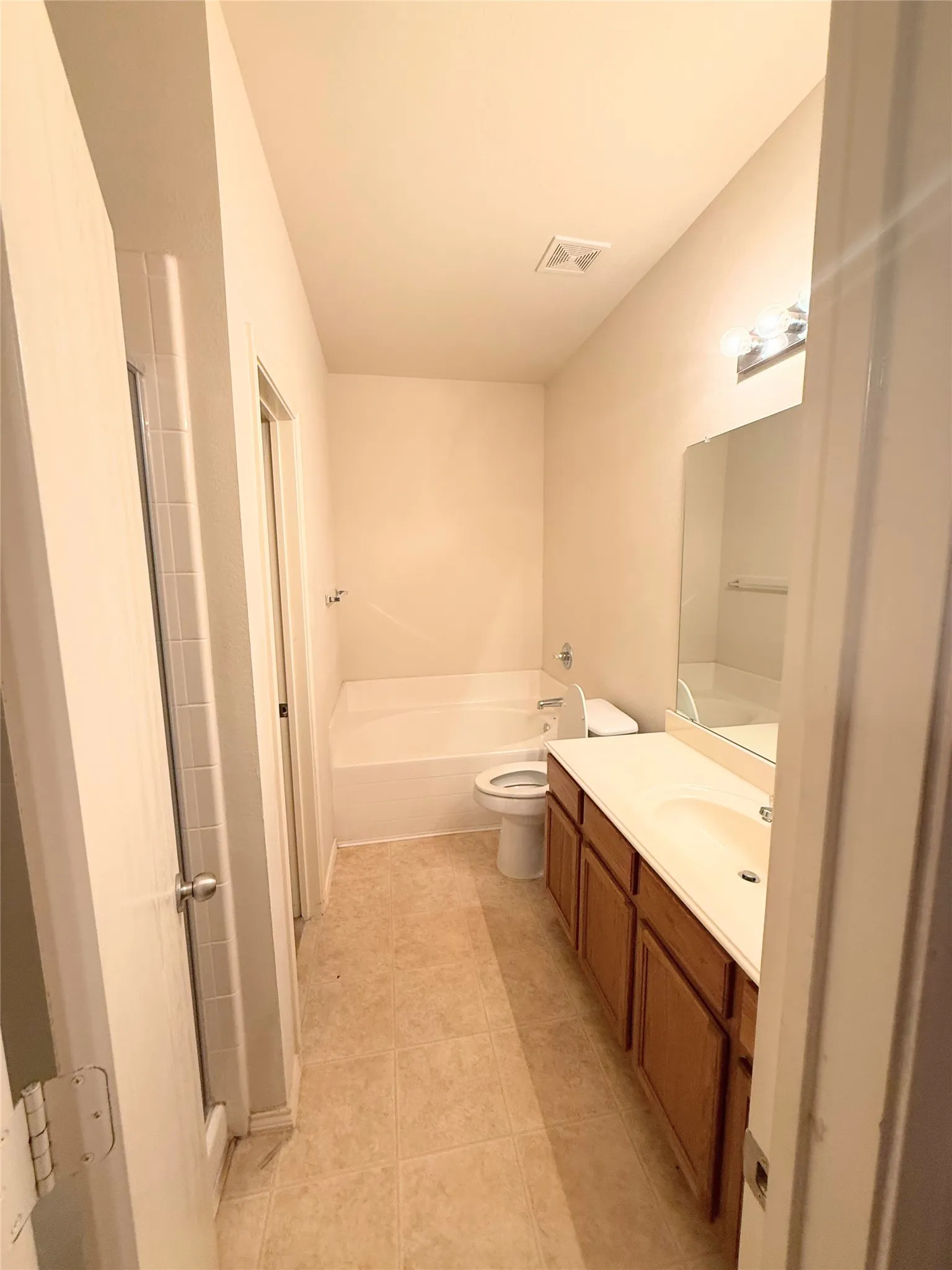 Single Family Residence For Sale in Dallas County , 2835 Bronco Drive, Dallas, Texas 75237, 3 Bedroom, 2 Bathroom, 2 Garage spaces, 1,267 Sqft, built in 2004, mls#21392595, Real Estate Agent in Dallas, Homes For Sale in Dallas county, Homes For Sale in Dallas, Realtor in Dallas Texas, Real Estate Brokerage Independent Realty Texas, Luminita Cordes Realtor