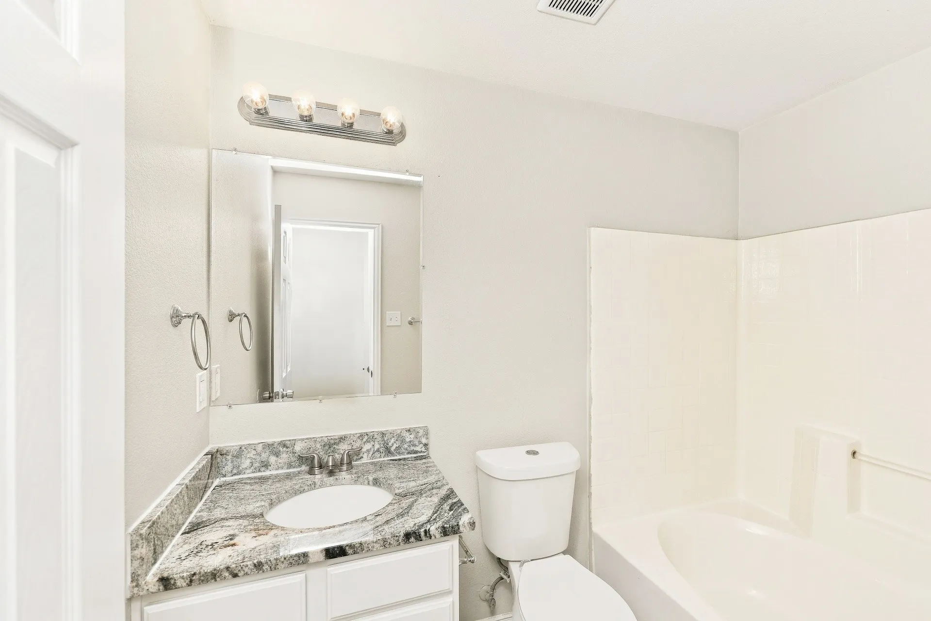 Townhouse For Rent in Dallas County , 144 Creek Cove Drive, Dallas, Texas 75217, 3 Bedroom, 3 Bathroom, 2 Garage spaces, 1,347 Sqft, built in 2006, mls#21392593, Real Estate Agent in Dallas, Homes For Rent in Dallas county, Homes For Rent in Dallas, Realtor in Dallas Texas, Real Estate Brokerage Independent Realty Texas, Luminita Cordes Realtor