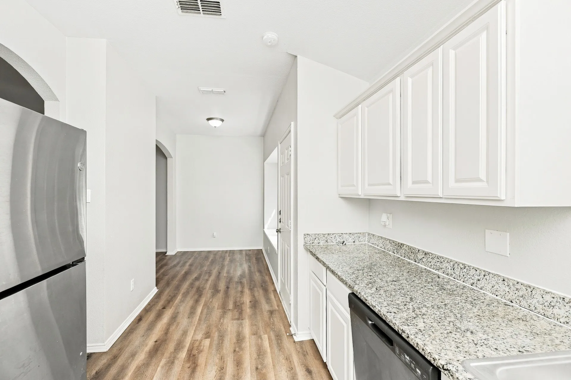 Townhouse For Rent in Dallas County , 144 Creek Cove Drive, Dallas, Texas 75217, 3 Bedroom, 3 Bathroom, 2 Garage spaces, 1,347 Sqft, built in 2006, mls#21392593, Real Estate Agent in Dallas, Homes For Rent in Dallas county, Homes For Rent in Dallas, Realtor in Dallas Texas, Real Estate Brokerage Independent Realty Texas, Luminita Cordes Realtor