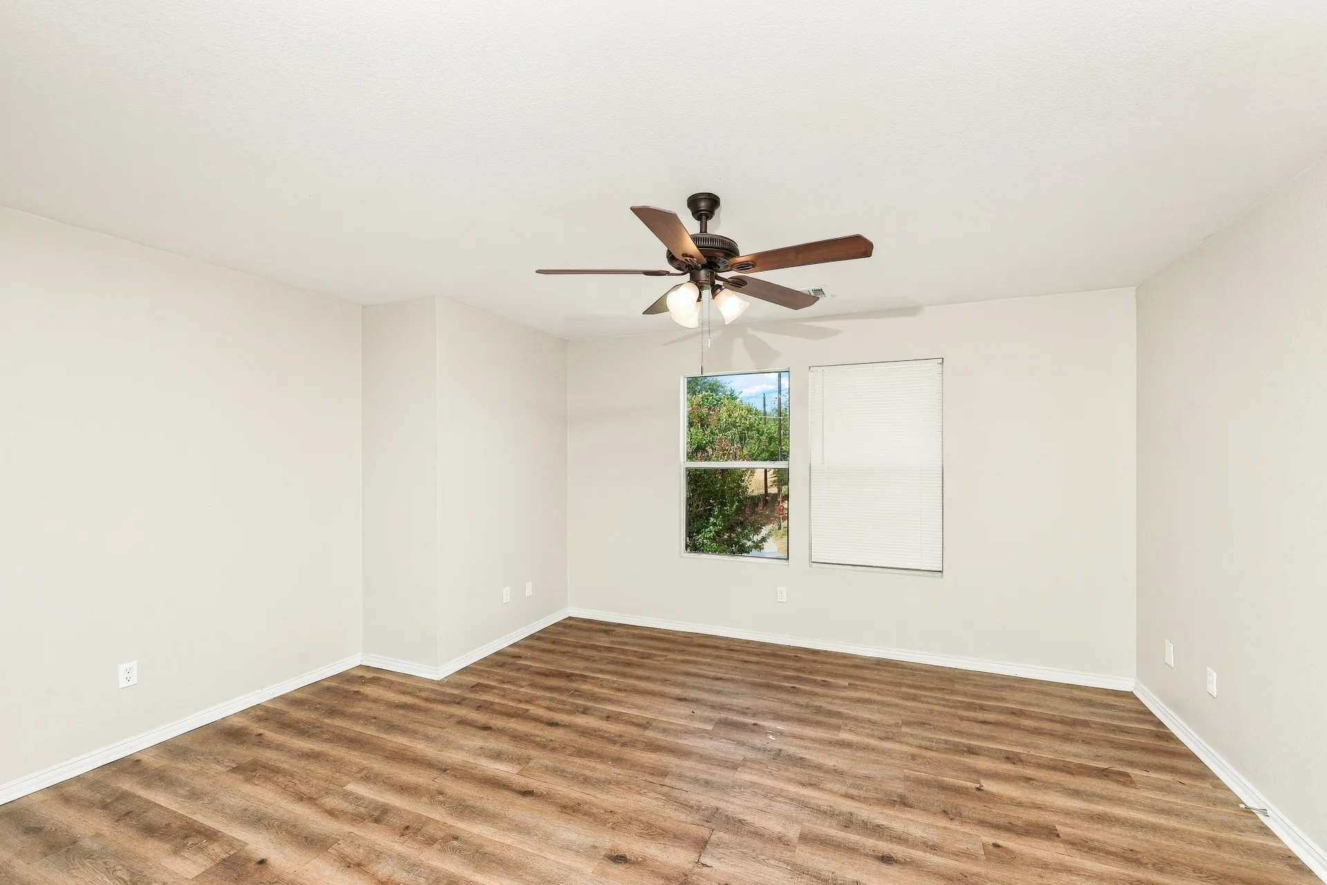 Townhouse For Rent in Dallas County , 144 Creek Cove Drive, Dallas, Texas 75217, 3 Bedroom, 3 Bathroom, 2 Garage spaces, 1,347 Sqft, built in 2006, mls#21392593, Real Estate Agent in Dallas, Homes For Rent in Dallas county, Homes For Rent in Dallas, Realtor in Dallas Texas, Real Estate Brokerage Independent Realty Texas, Luminita Cordes Realtor